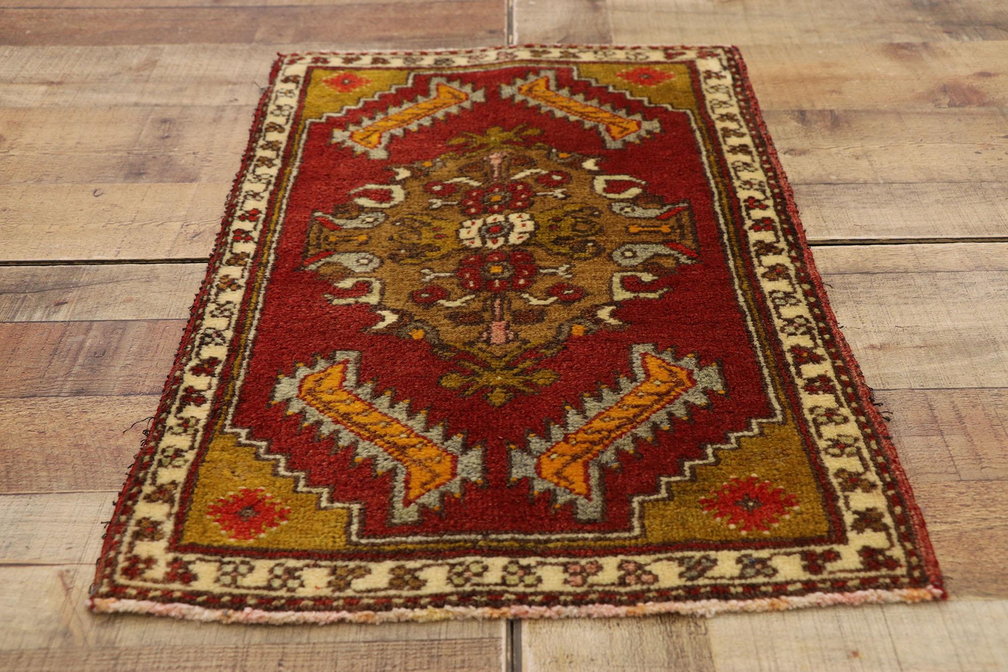 Türkischer Teppich im Vintage-Stil: Timeless Appeal trifft auf stilvolle Langlebigkeit (Handgeknüpft) im Angebot