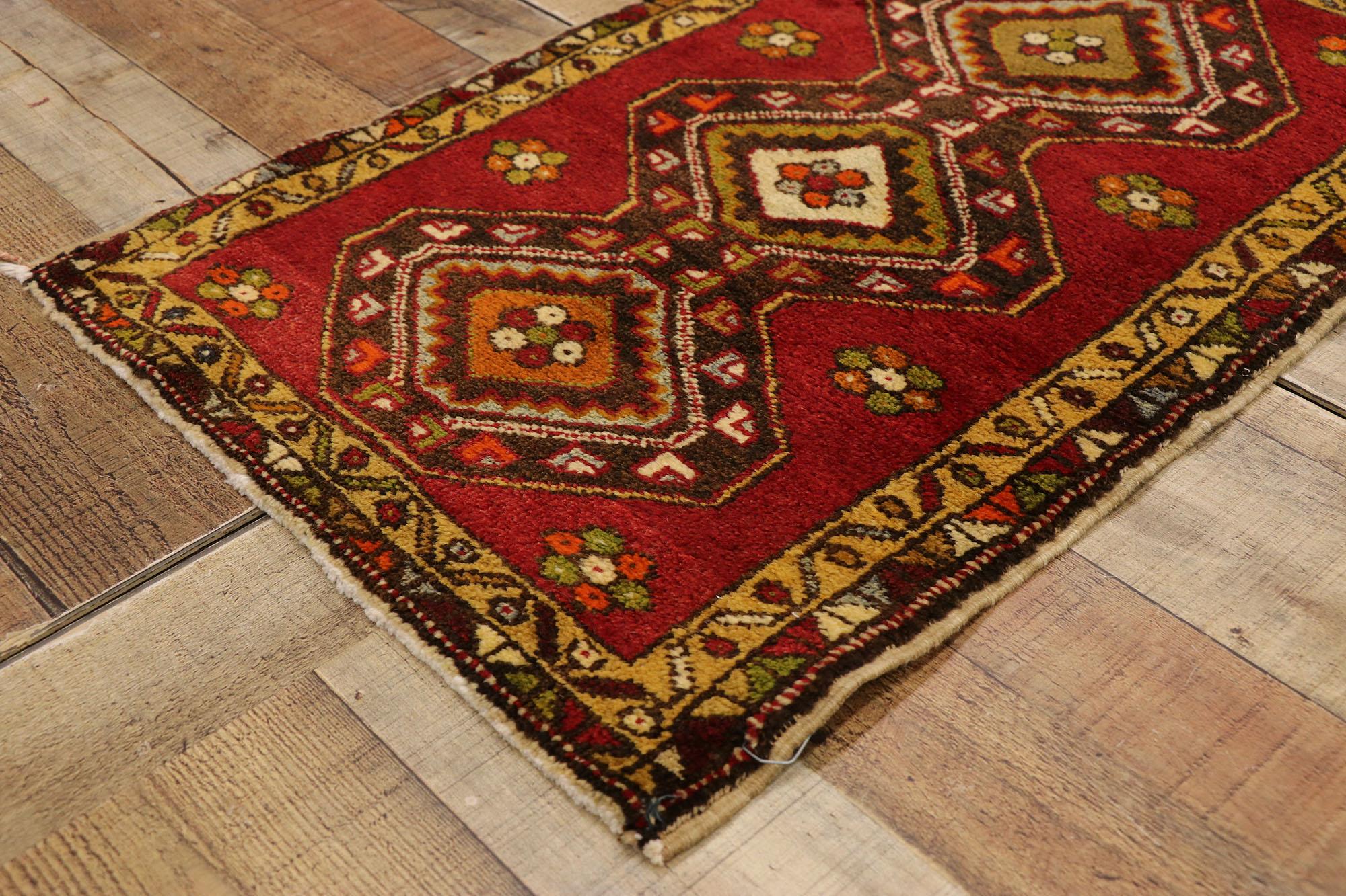 Türkischer Teppich im Vintage-Stil: Timeless Appeal trifft auf stilvolle Langlebigkeit (Handgeknüpft) im Angebot