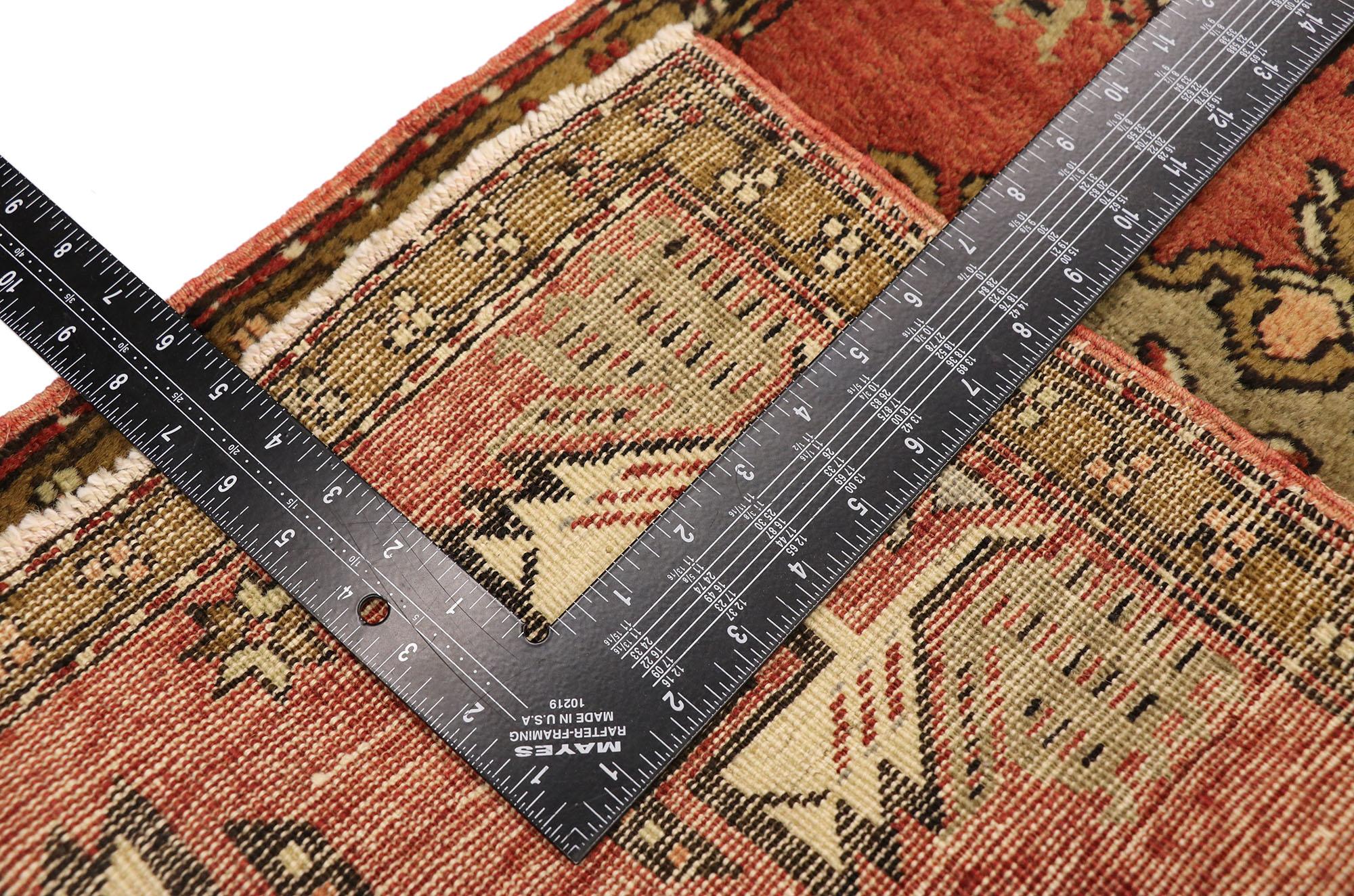 Türkischer Vintage-Teppich Yastik Oushak, Timeless Appeal trifft auf stilvolle Langlebigkeit (20. Jahrhundert) im Angebot