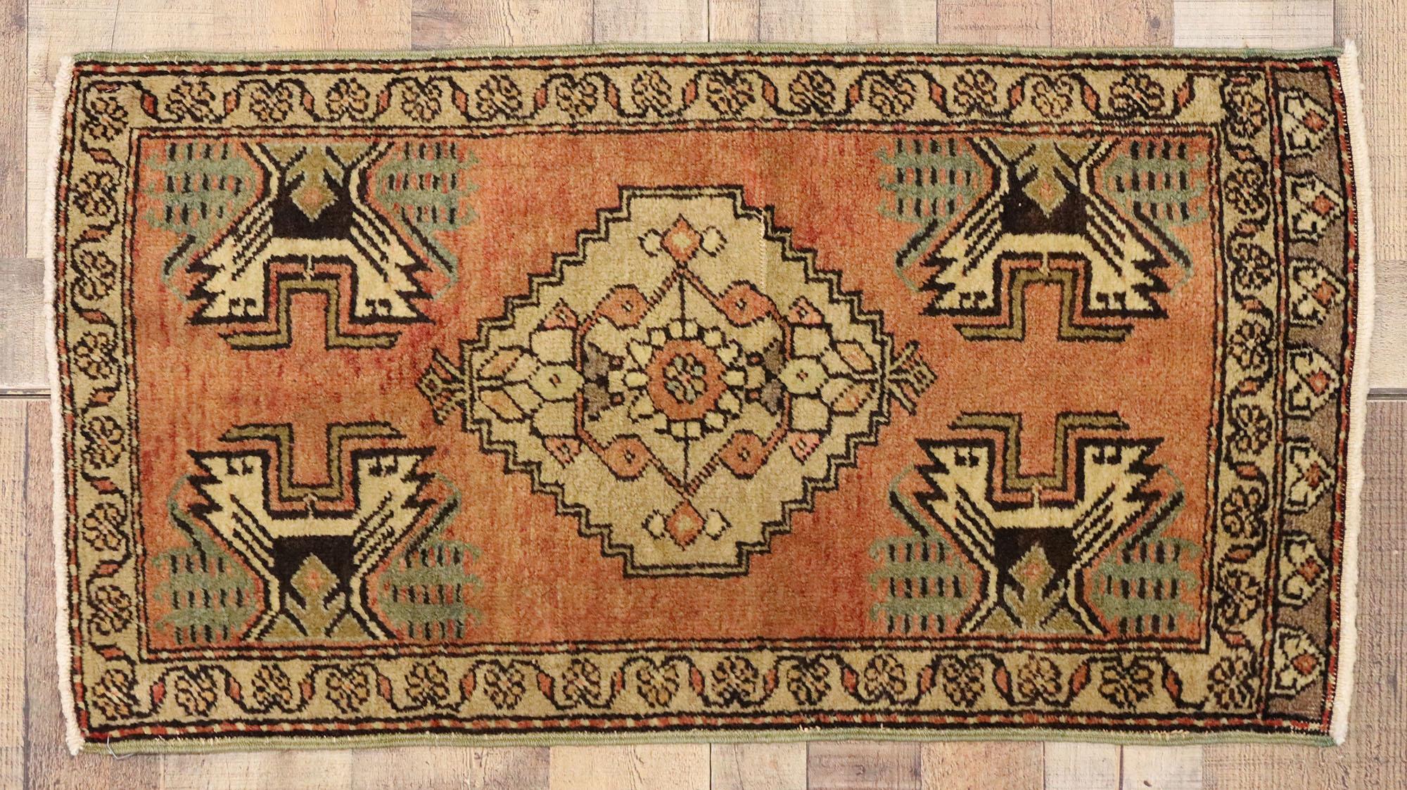 Türkischer Vintage-Teppich Yastik Oushak, Timeless Appeal trifft auf stilvolle Langlebigkeit (20. Jahrhundert) im Angebot