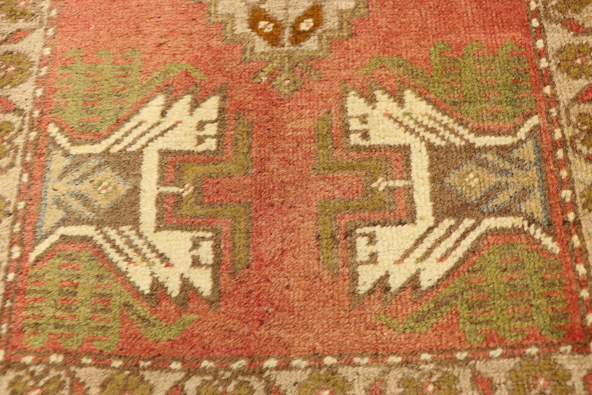 Türkischer Vintage-Teppich Yastik Oushak, Timeless Appeal trifft auf stilvolle Langlebigkeit (20. Jahrhundert) im Angebot