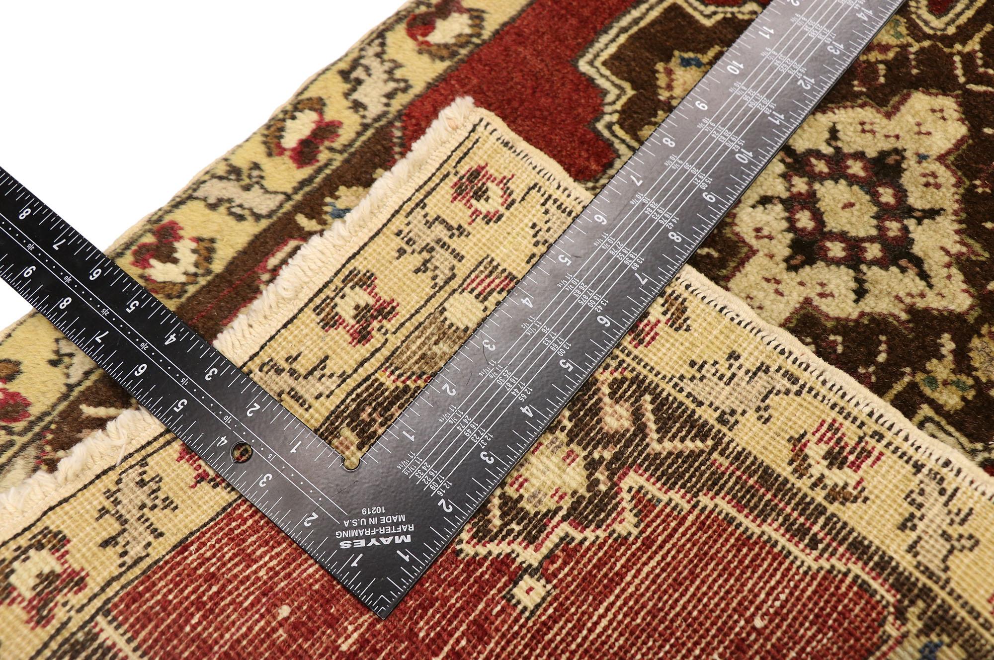 Türkischer Vintage-Teppich Yastik Oushak, Timeless Appeal trifft auf stilvolle Langlebigkeit (20. Jahrhundert) im Angebot