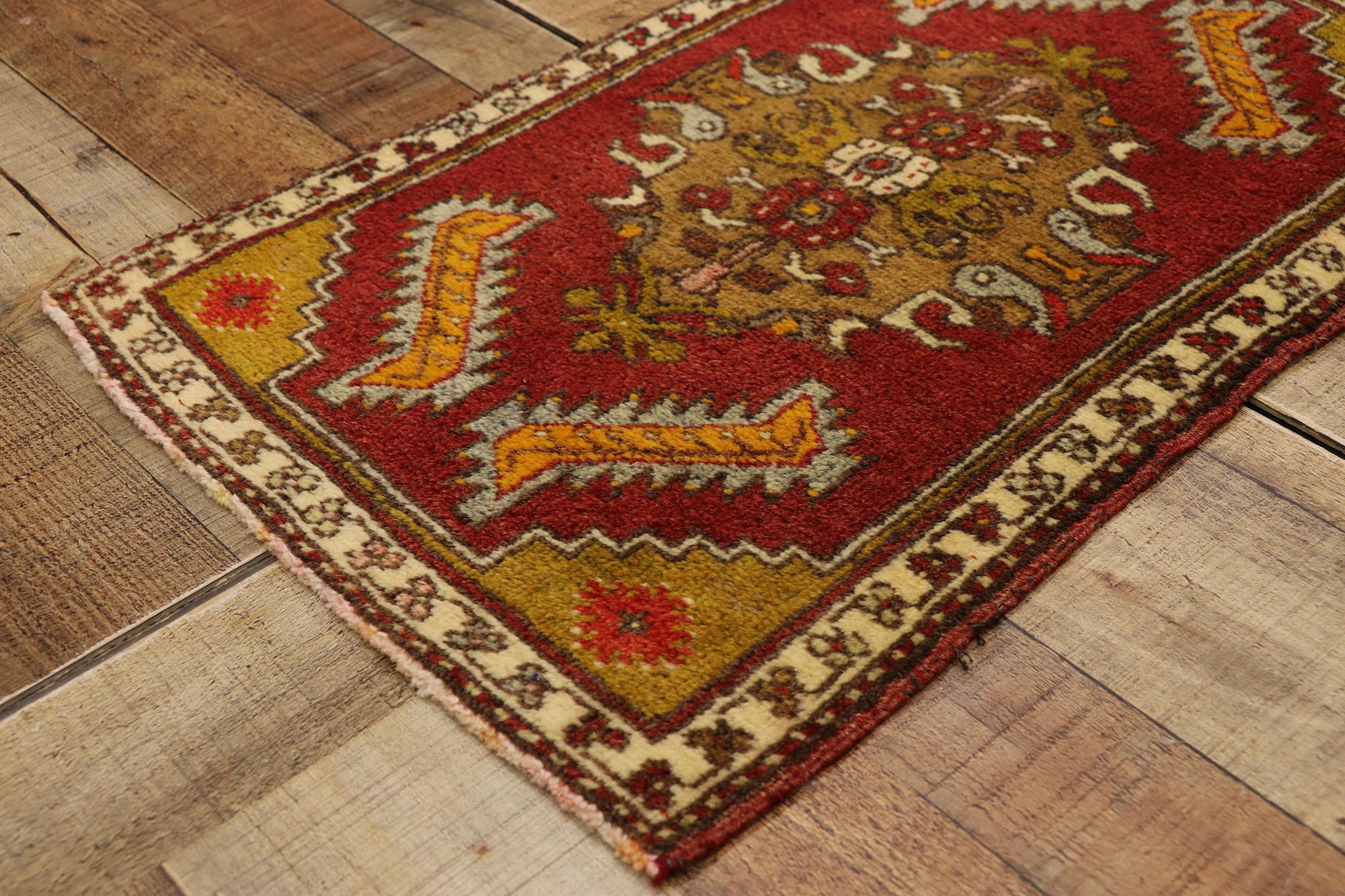 Türkischer Teppich im Vintage-Stil: Timeless Appeal trifft auf stilvolle Langlebigkeit im Zustand „Gut“ im Angebot in Dallas, TX