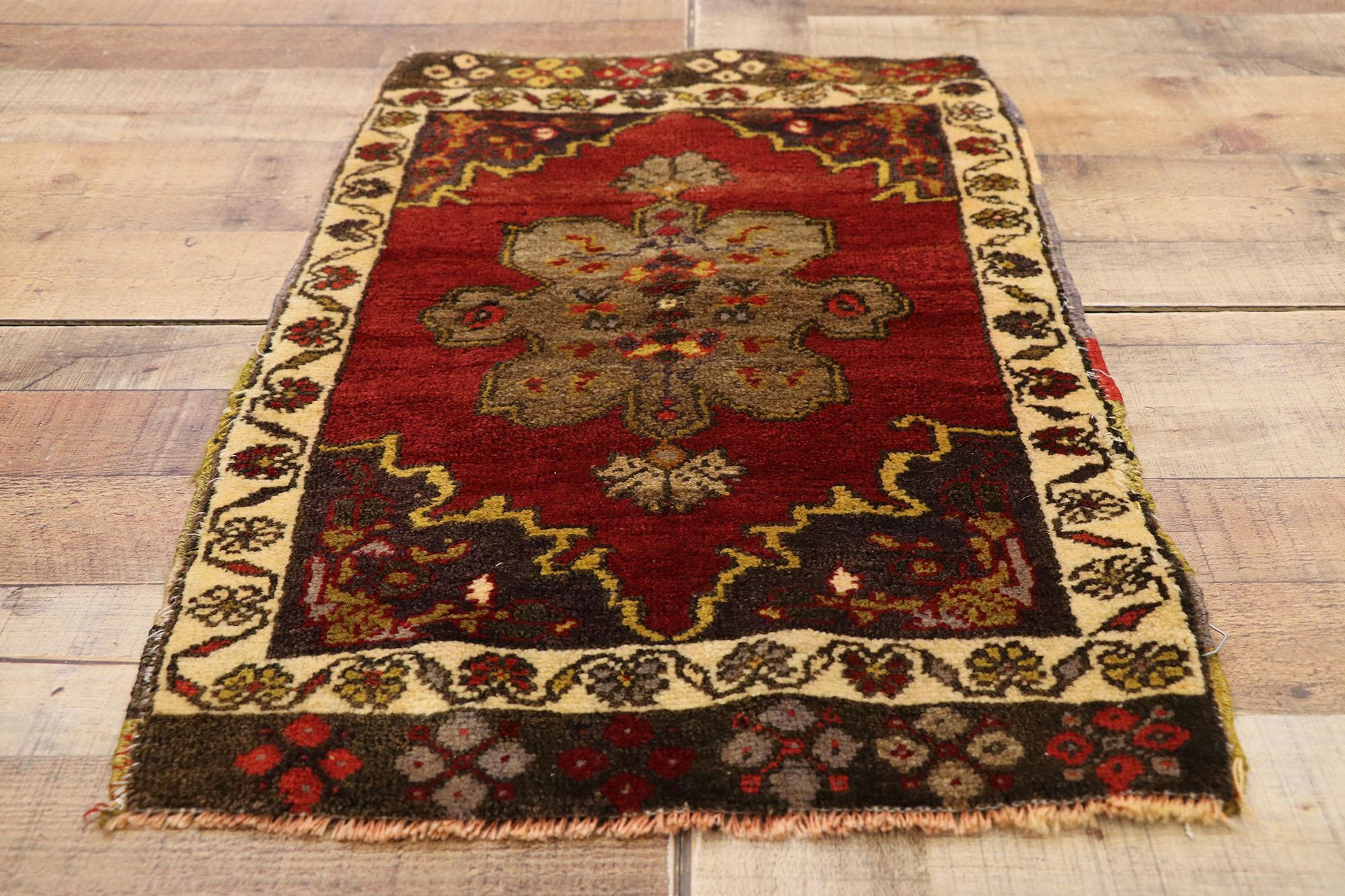 Türkischer Teppich im Vintage-Stil: Timeless Appeal trifft auf stilvolle Langlebigkeit im Zustand „Gut“ im Angebot in Dallas, TX