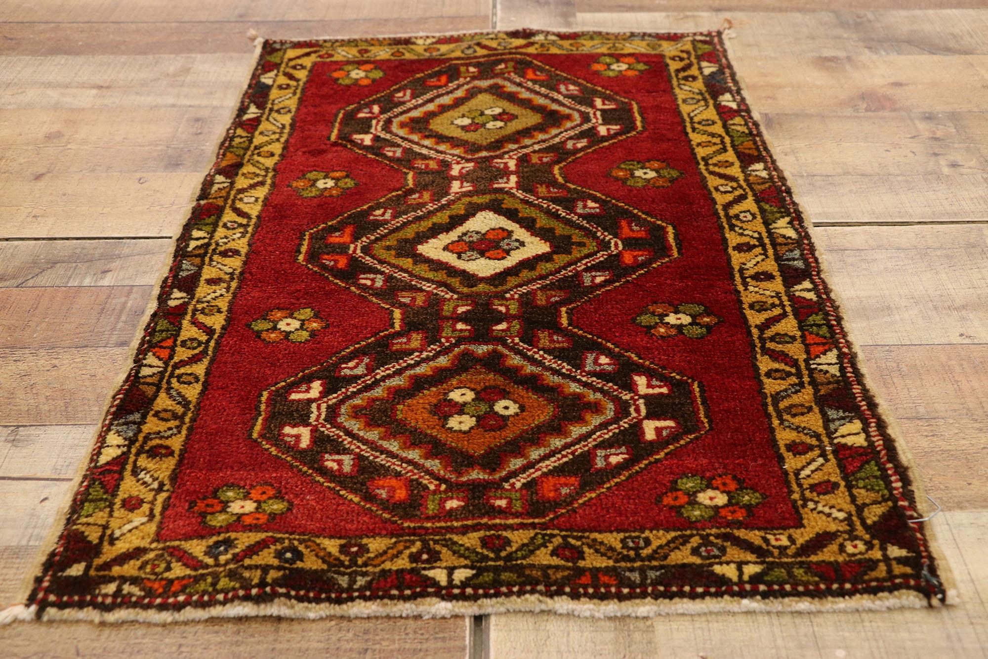 Türkischer Teppich im Vintage-Stil: Timeless Appeal trifft auf stilvolle Langlebigkeit im Zustand „Gut“ im Angebot in Dallas, TX