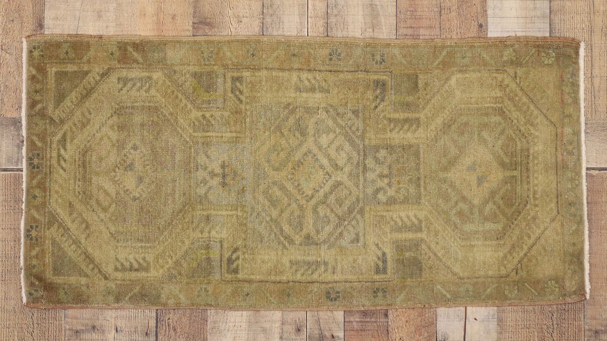 20ième siècle Tapis turc vintage Yastik Oushak, l'attrait intemporel rencontre la durabilité élégante en vente
