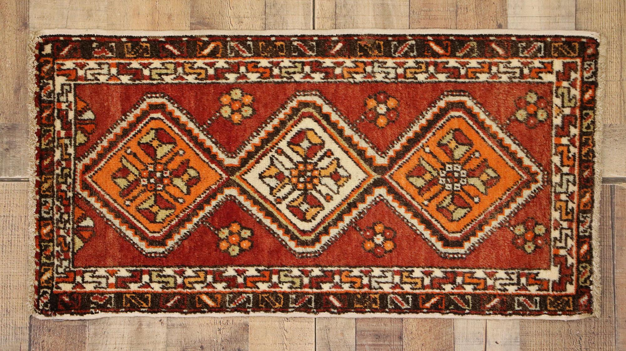 XX secolo Tappeto turco vintage Yastik Oushak, il fascino senza tempo incontra la durevolezza dell'estetica in vendita