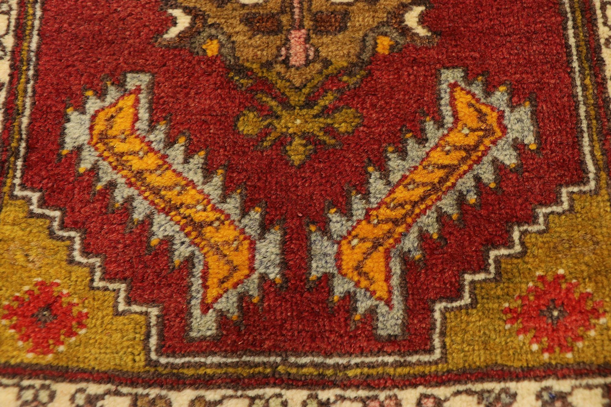 Türkischer Teppich im Vintage-Stil: Timeless Appeal trifft auf stilvolle Langlebigkeit (20. Jahrhundert) im Angebot