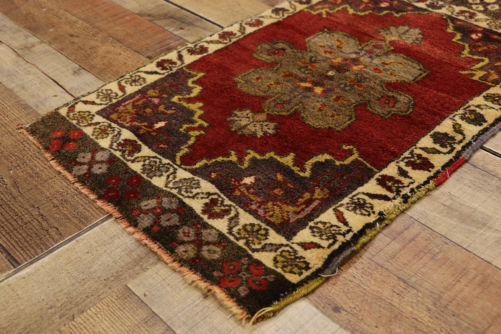 Türkischer Teppich im Vintage-Stil: Timeless Appeal trifft auf stilvolle Langlebigkeit (20. Jahrhundert) im Angebot