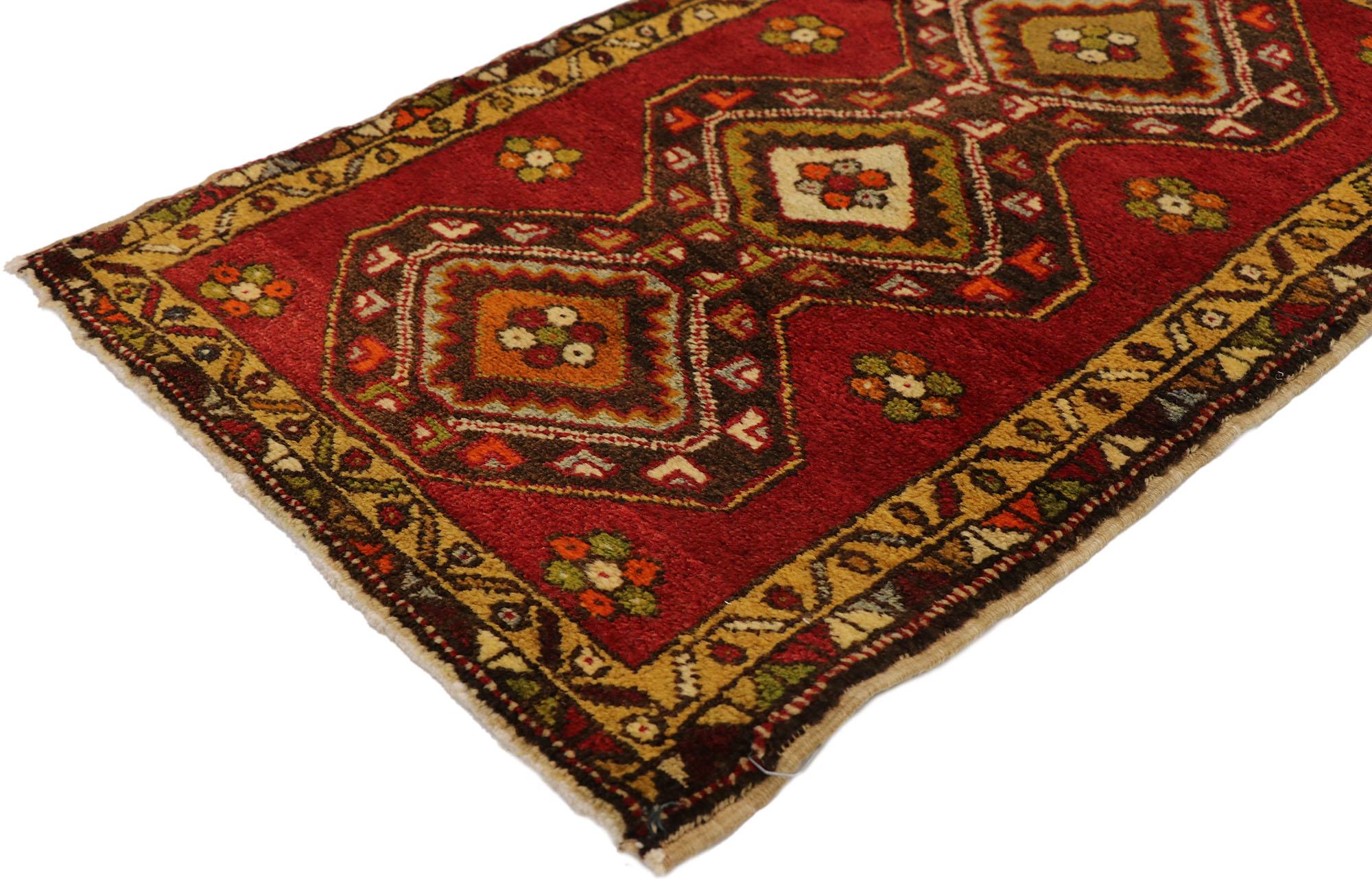 Türkischer Teppich im Vintage-Stil: Timeless Appeal trifft auf stilvolle Langlebigkeit (20. Jahrhundert) im Angebot