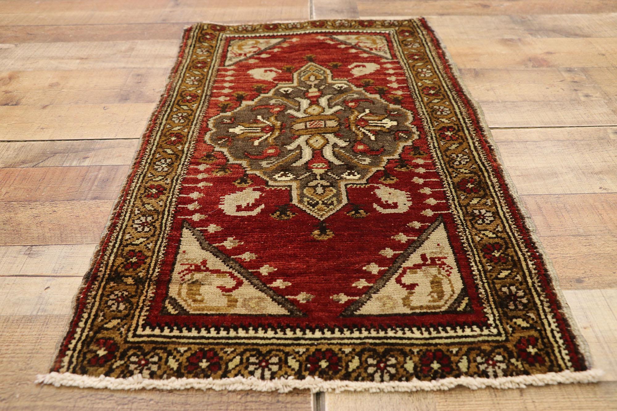 Türkischer Vintage-Teppich Yastik Oushak, Timeless Appeal trifft auf stilvolle Langlebigkeit im Angebot 1