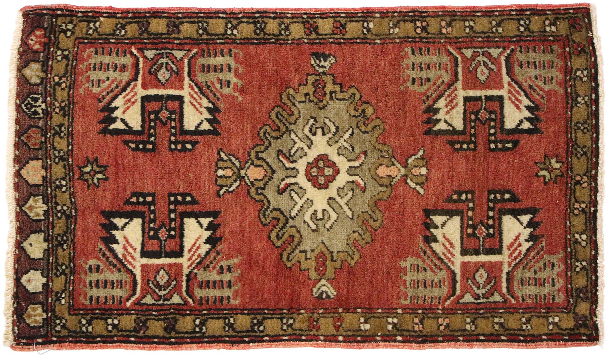 Türkischer Vintage-Teppich Yastik Oushak, Timeless Appeal trifft auf stilvolle Langlebigkeit im Angebot 1