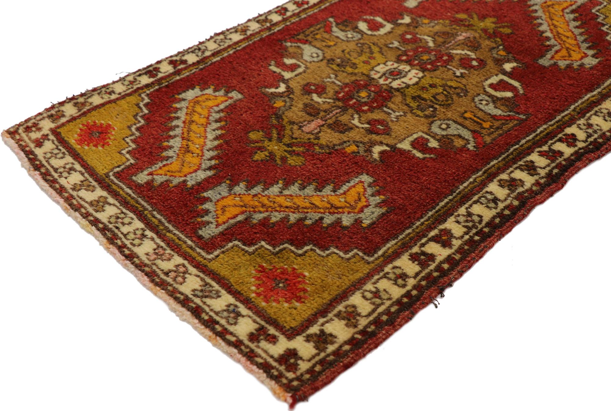 Türkischer Teppich im Vintage-Stil: Timeless Appeal trifft auf stilvolle Langlebigkeit (Wolle) im Angebot
