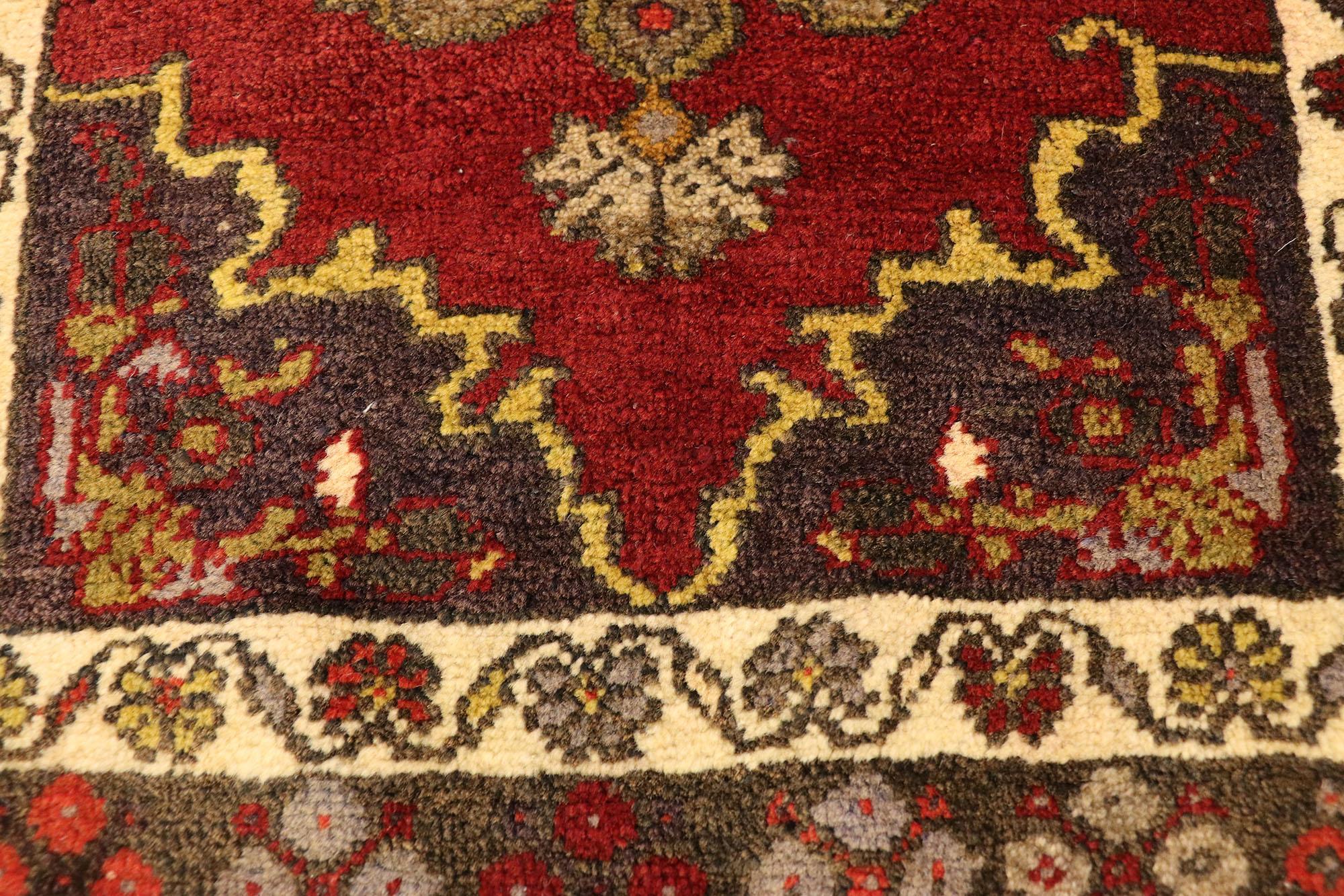 Türkischer Teppich im Vintage-Stil: Timeless Appeal trifft auf stilvolle Langlebigkeit (Wolle) im Angebot