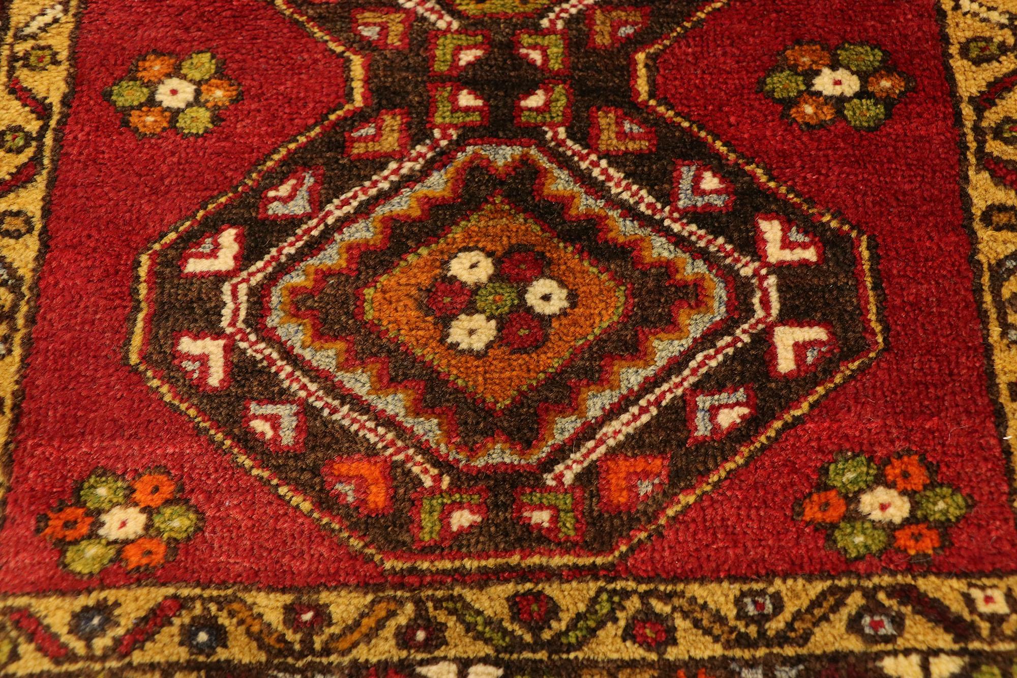 Türkischer Teppich im Vintage-Stil: Timeless Appeal trifft auf stilvolle Langlebigkeit (Wolle) im Angebot