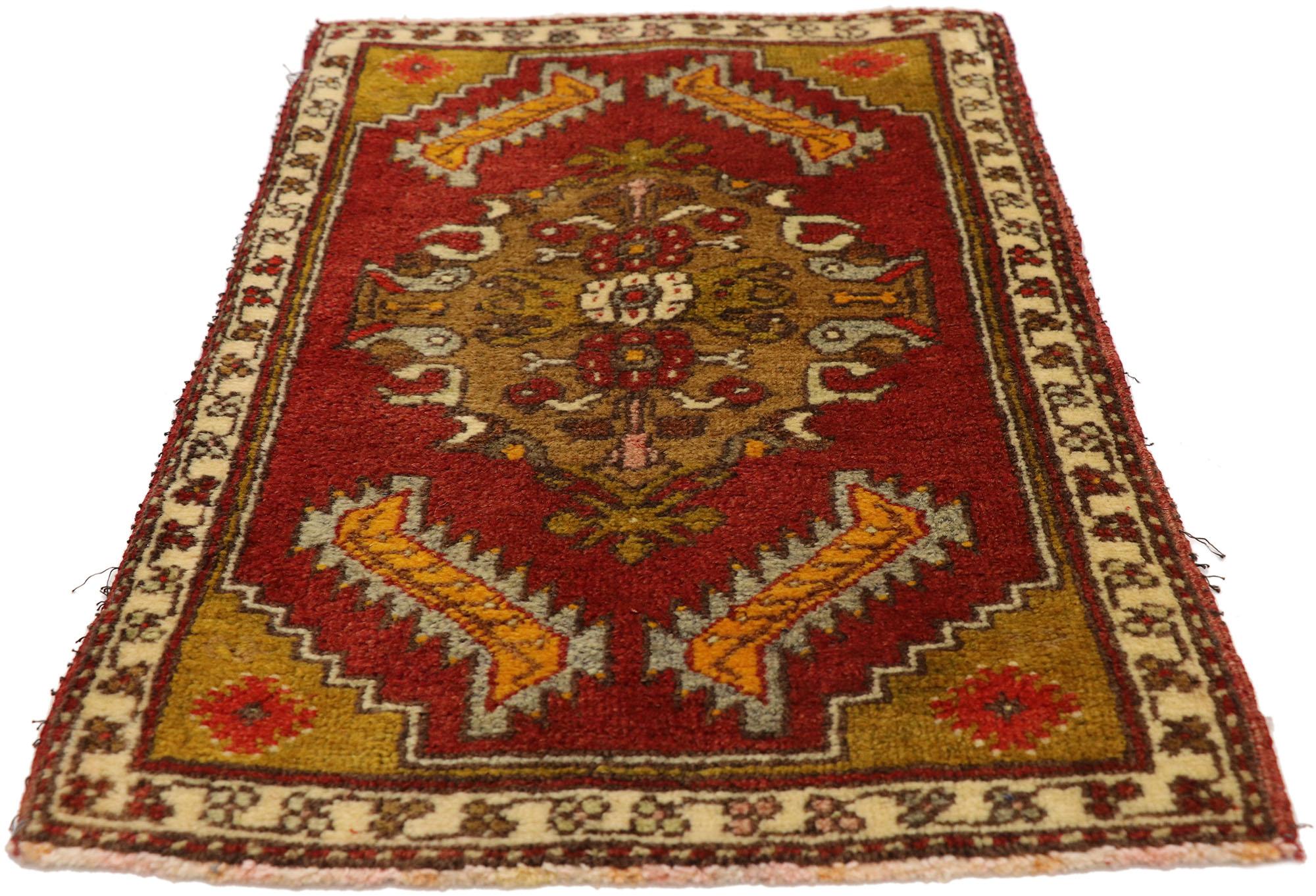Türkischer Teppich im Vintage-Stil: Timeless Appeal trifft auf stilvolle Langlebigkeit im Angebot 1