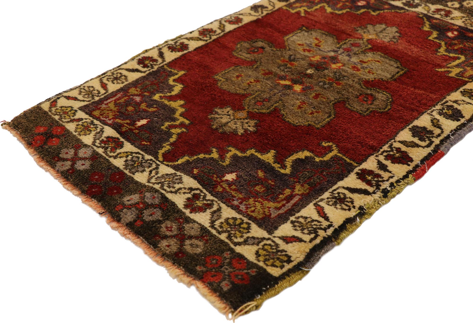 Türkischer Teppich im Vintage-Stil: Timeless Appeal trifft auf stilvolle Langlebigkeit im Angebot 1