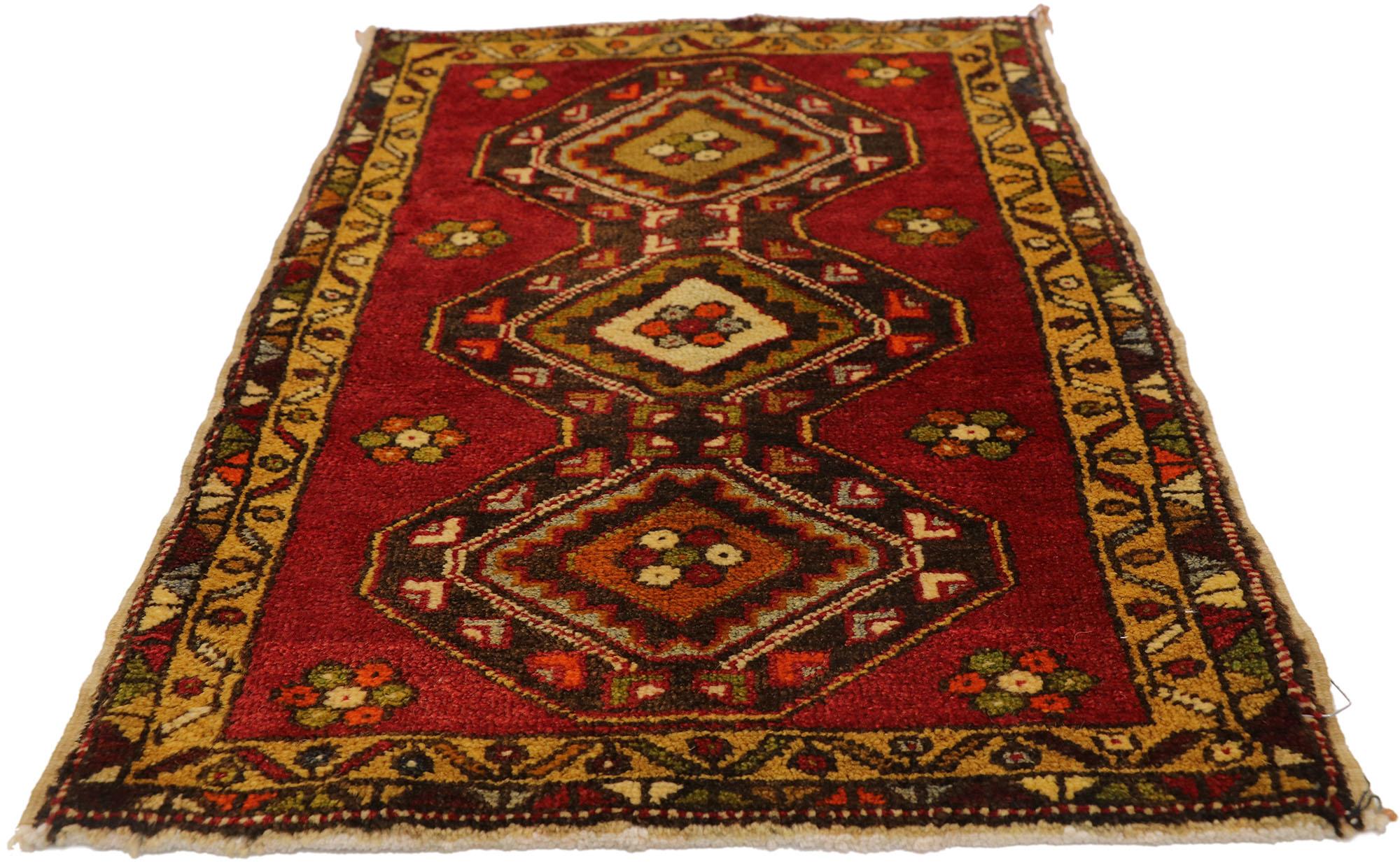Türkischer Teppich im Vintage-Stil: Timeless Appeal trifft auf stilvolle Langlebigkeit im Angebot 1