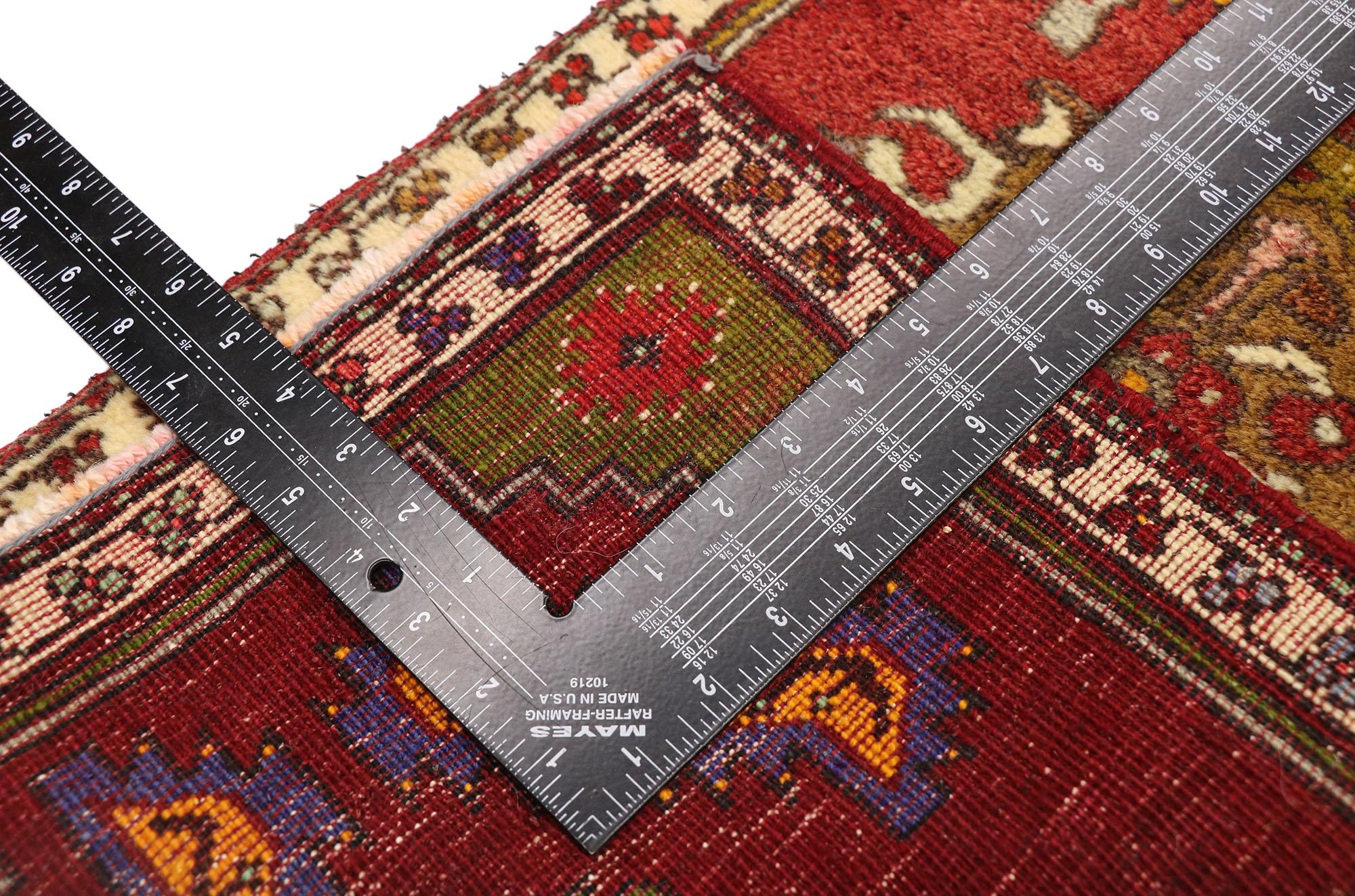 Türkischer Teppich im Vintage-Stil: Timeless Appeal trifft auf stilvolle Langlebigkeit im Angebot 2