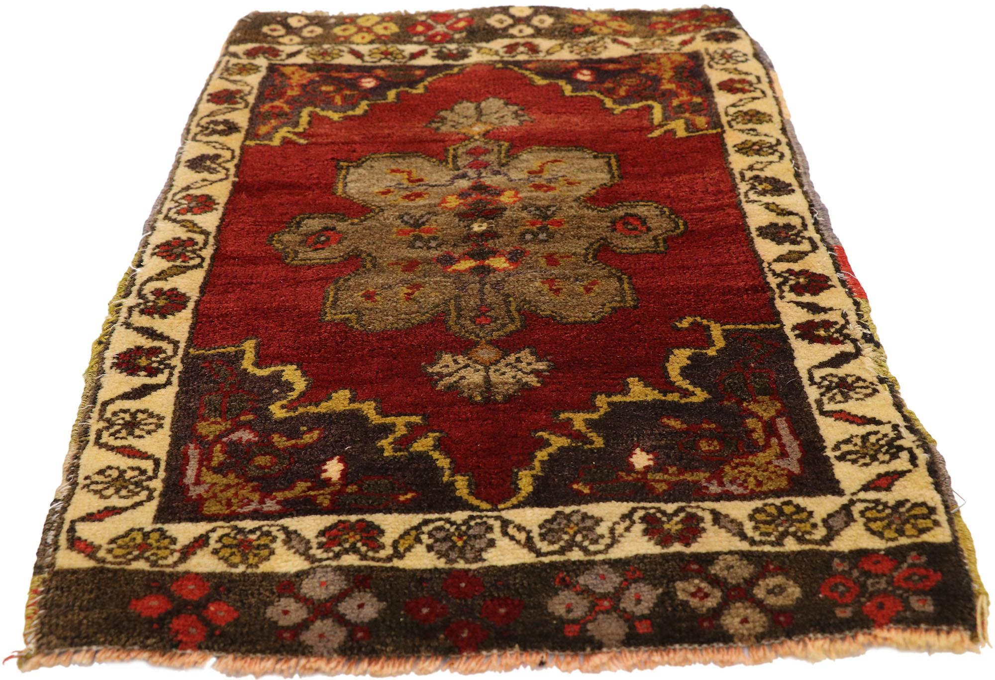 Türkischer Teppich im Vintage-Stil: Timeless Appeal trifft auf stilvolle Langlebigkeit im Angebot 2
