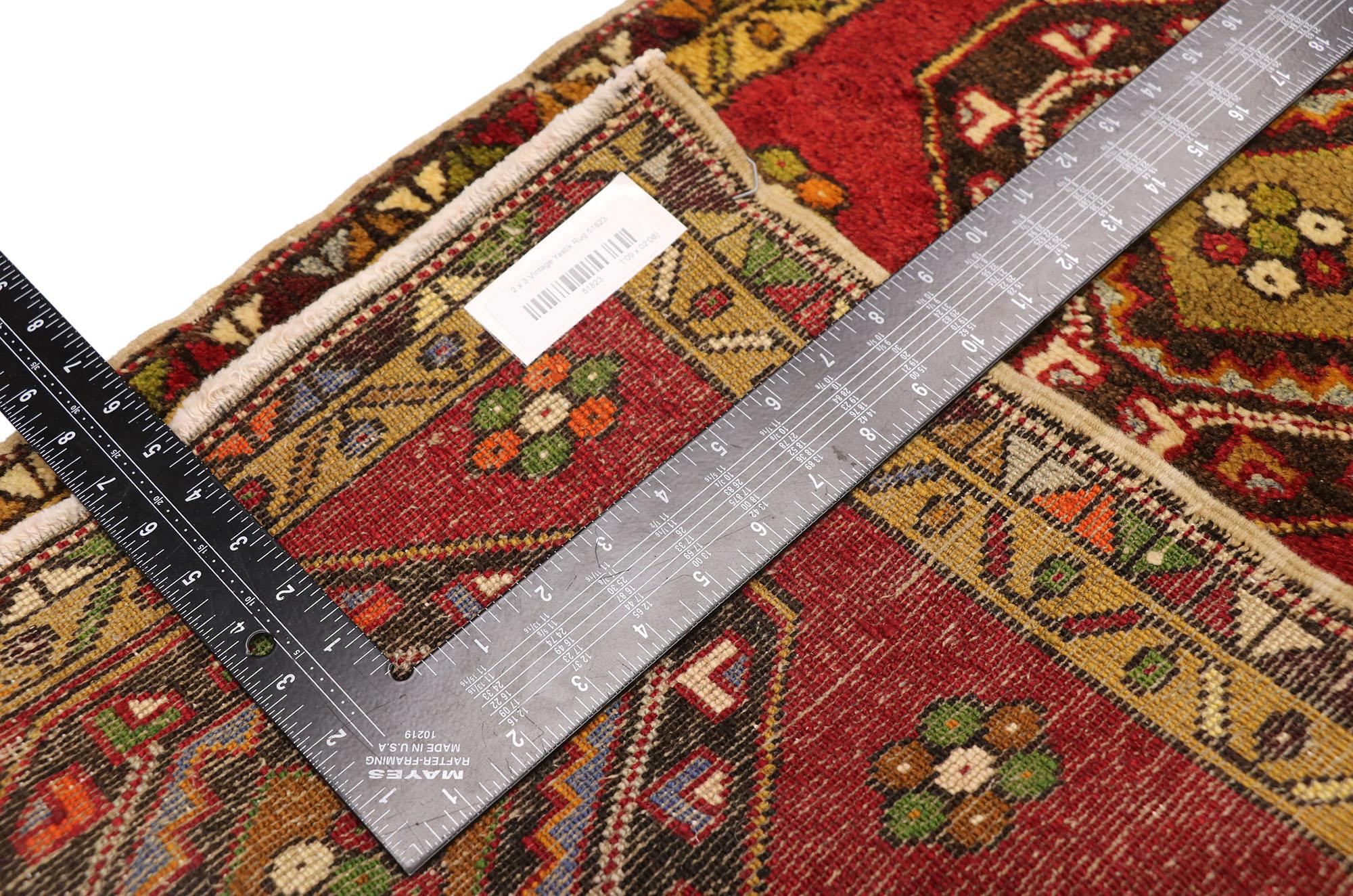 Türkischer Teppich im Vintage-Stil: Timeless Appeal trifft auf stilvolle Langlebigkeit im Angebot 2