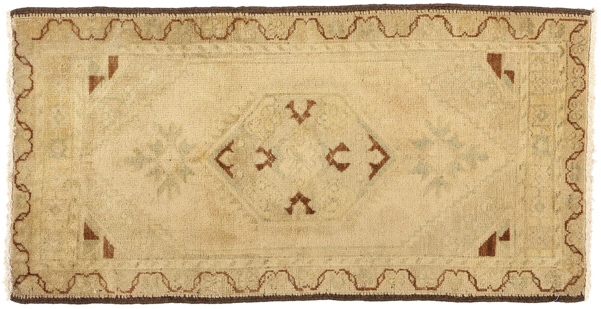 Türkischer Yastik-Teppich im Vintage-Stil, biophiles Design trifft auf erdverbundene Eleganz im Angebot 3