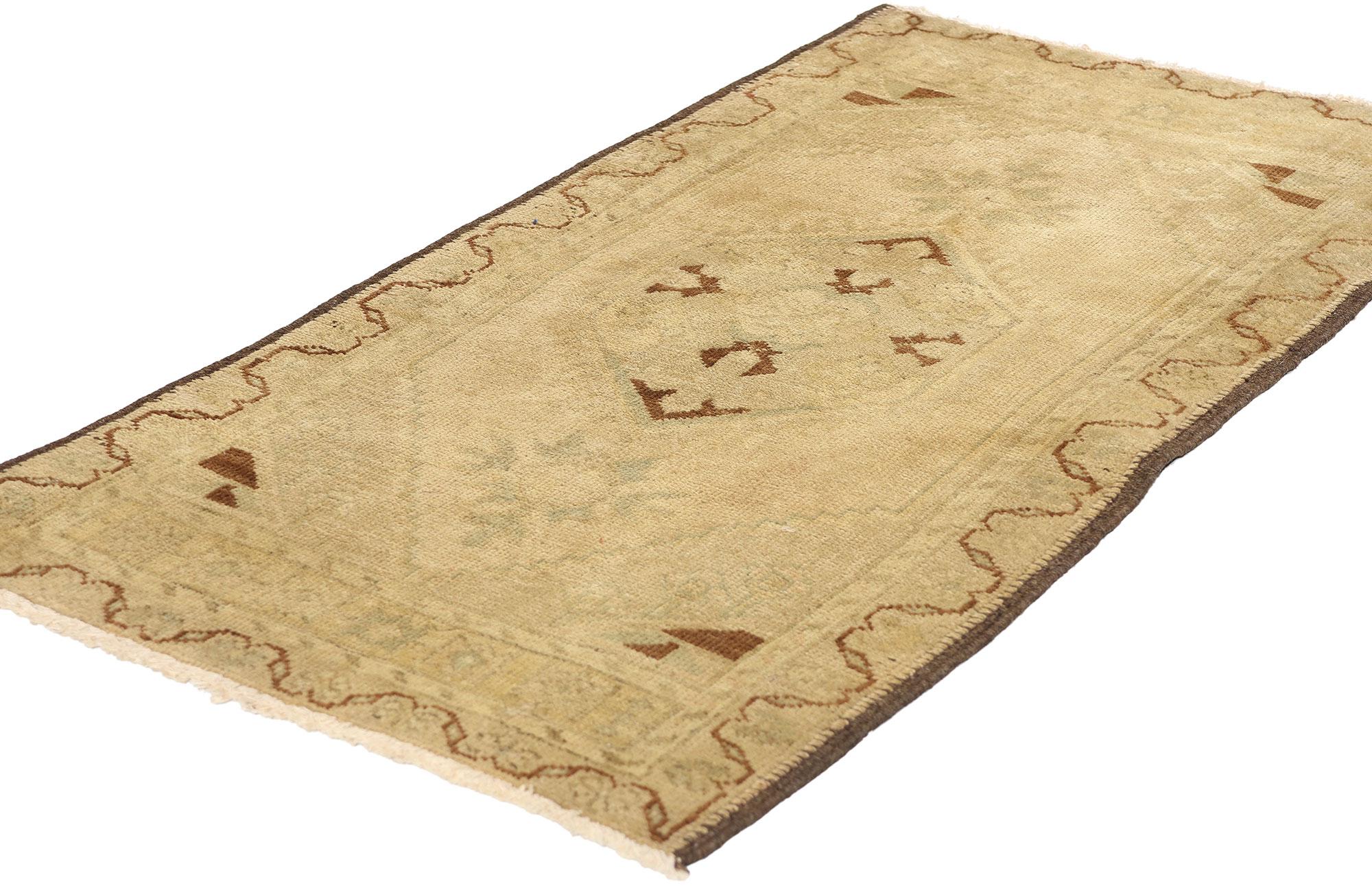 50709 Vintage Turkish Rug Yastik Rug, 01'10 X 03'06. Türkische Yastik-Teppiche sind kleine dekorative Teppiche, die aus der Türkei stammen. Sie wurden früher als Kissen verwendet, werden aber wegen ihrer komplizierten Designs und Muster geschätzt.