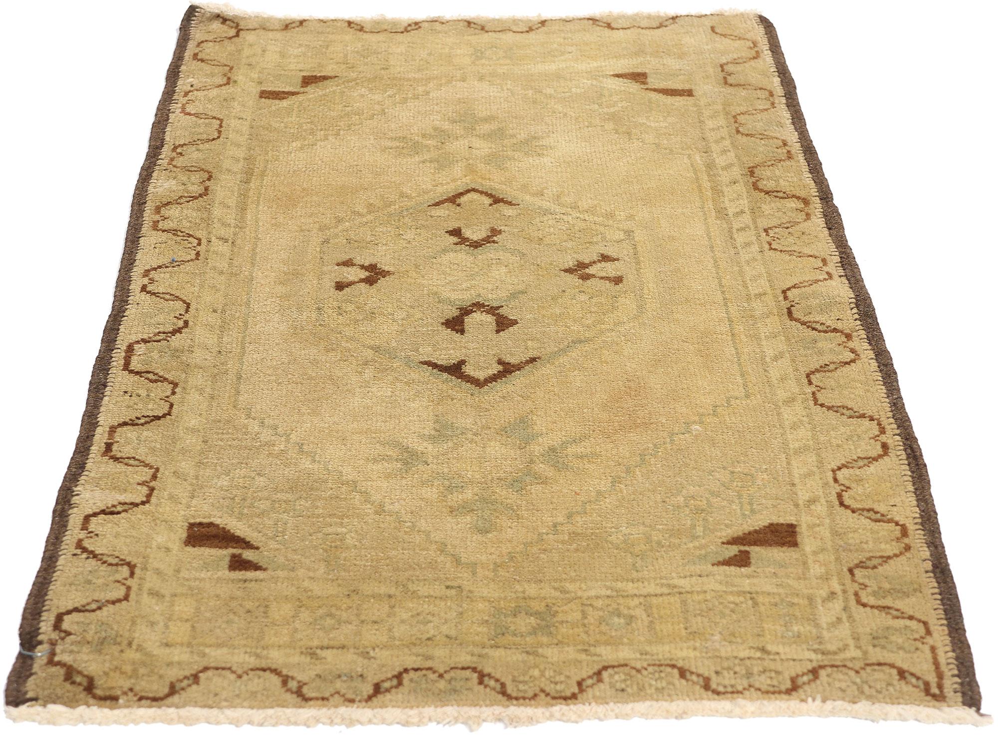 Türkischer Yastik-Teppich im Vintage-Stil, biophiles Design trifft auf erdverbundene Eleganz (Moderne) im Angebot
