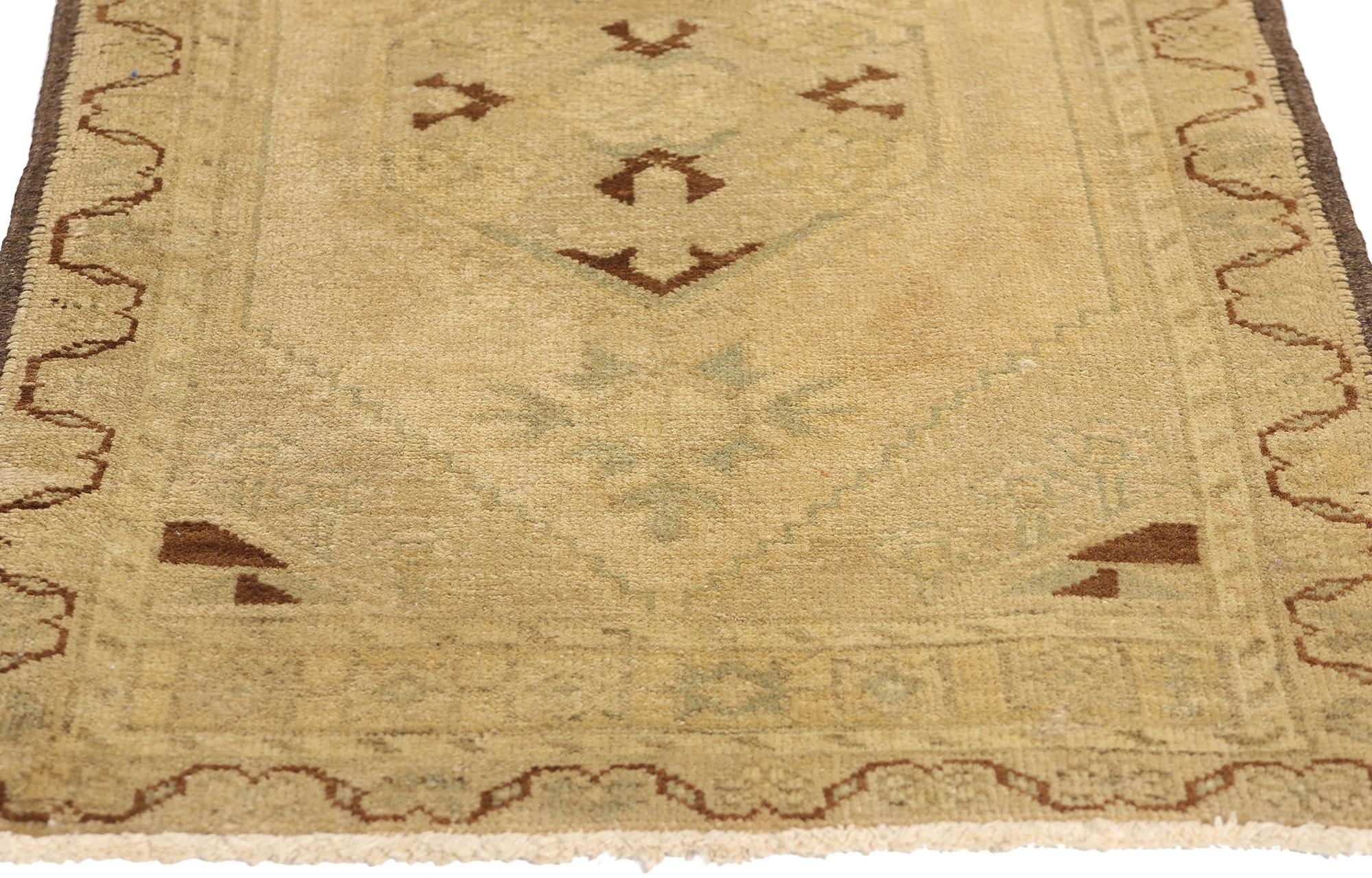 Türkischer Yastik-Teppich im Vintage-Stil, biophiles Design trifft auf erdverbundene Eleganz (Handgeknüpft) im Angebot