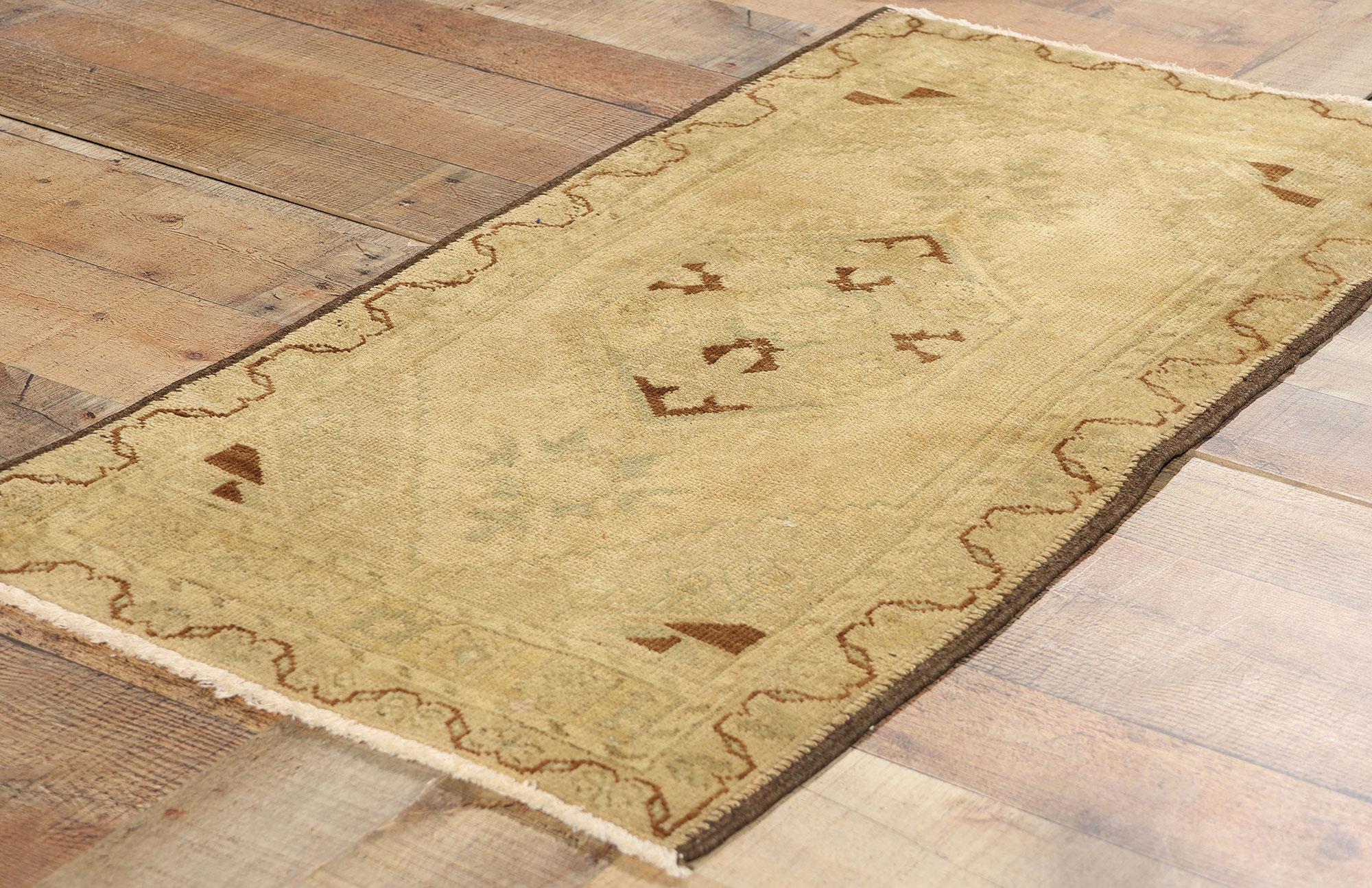 Türkischer Yastik-Teppich im Vintage-Stil, biophiles Design trifft auf erdverbundene Eleganz (Wolle) im Angebot
