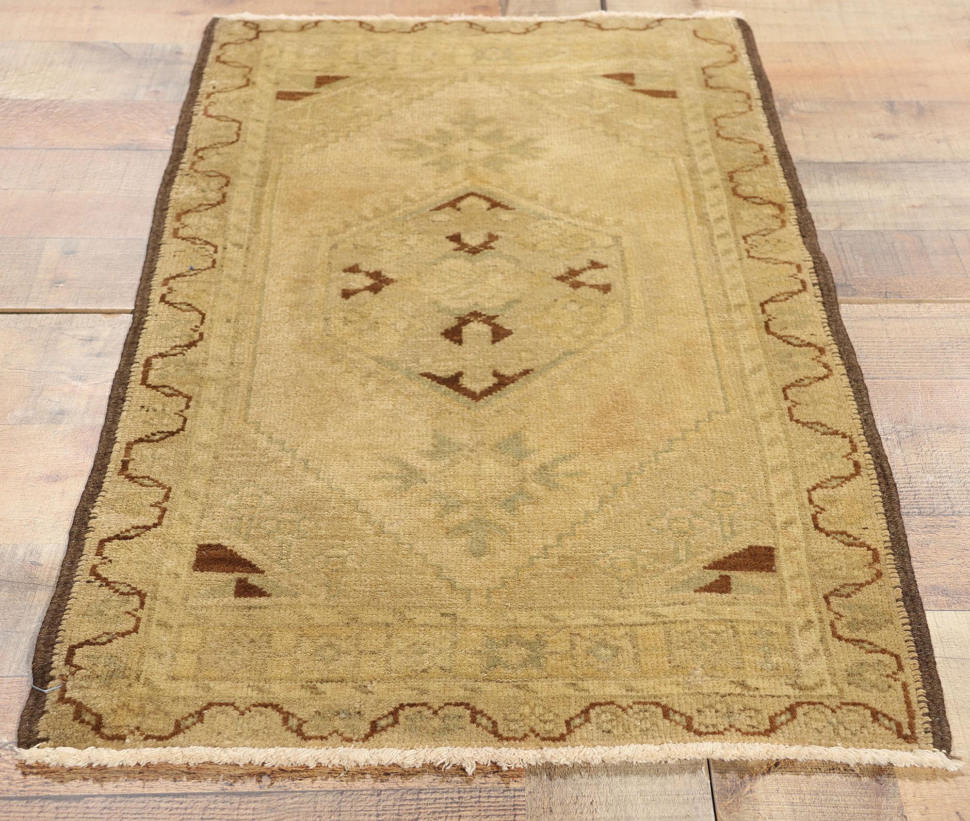 Türkischer Yastik-Teppich im Vintage-Stil, biophiles Design trifft auf erdverbundene Eleganz im Angebot 1