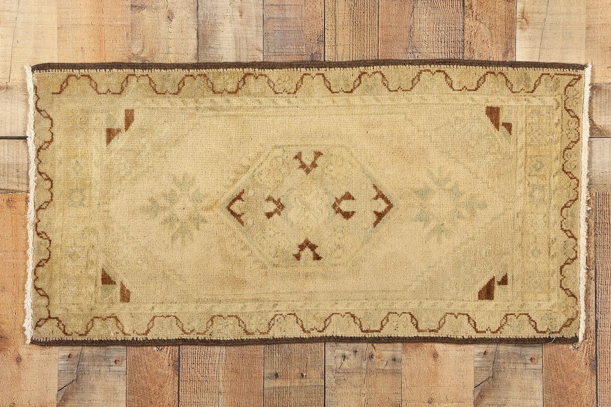 Türkischer Yastik-Teppich im Vintage-Stil, biophiles Design trifft auf erdverbundene Eleganz im Angebot 2