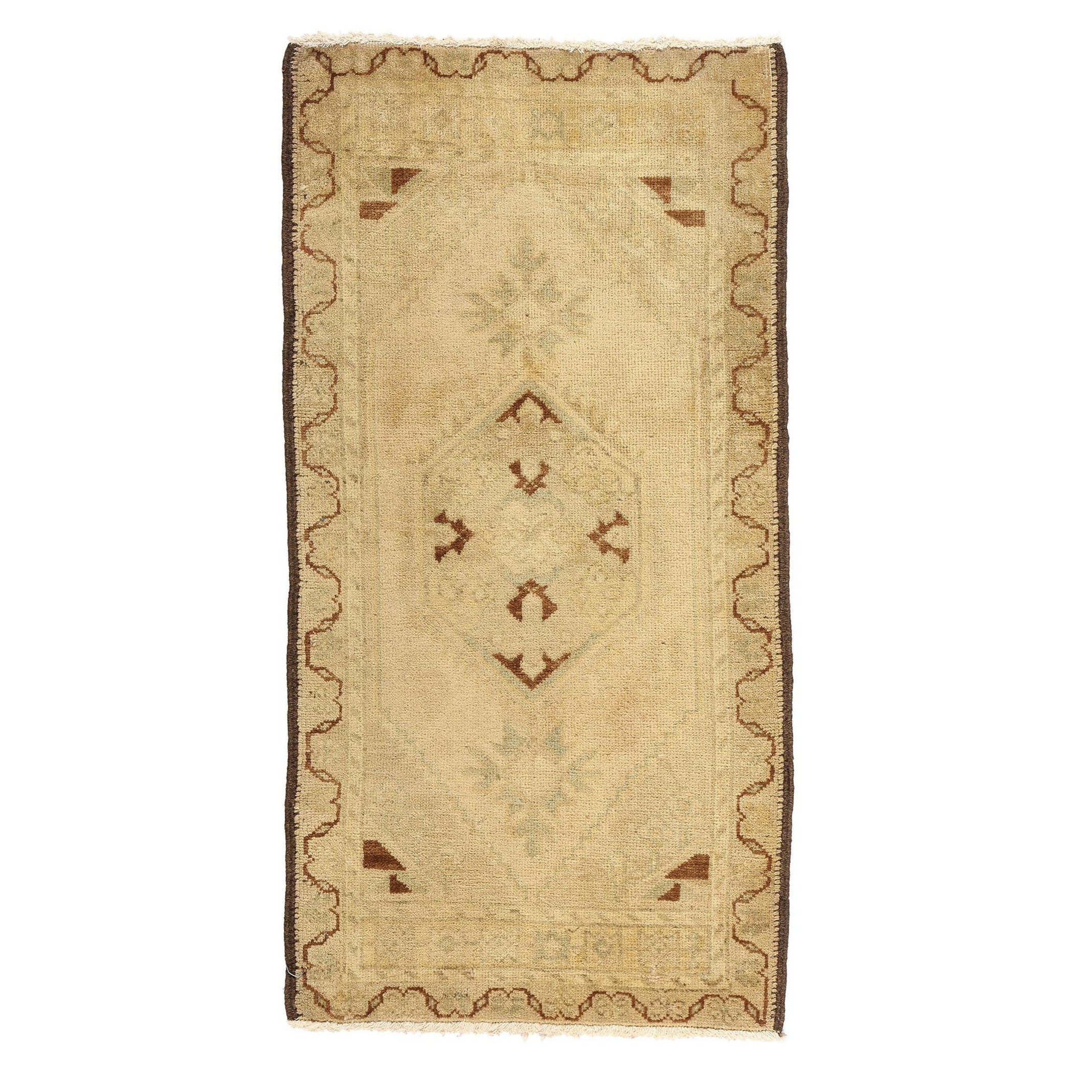 Türkischer Yastik-Teppich im Vintage-Stil, biophiles Design trifft auf erdverbundene Eleganz