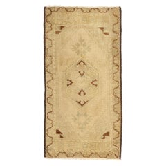 Türkischer Yastik-Teppich im Vintage-Stil, biophiles Design trifft auf erdverbundene Eleganz