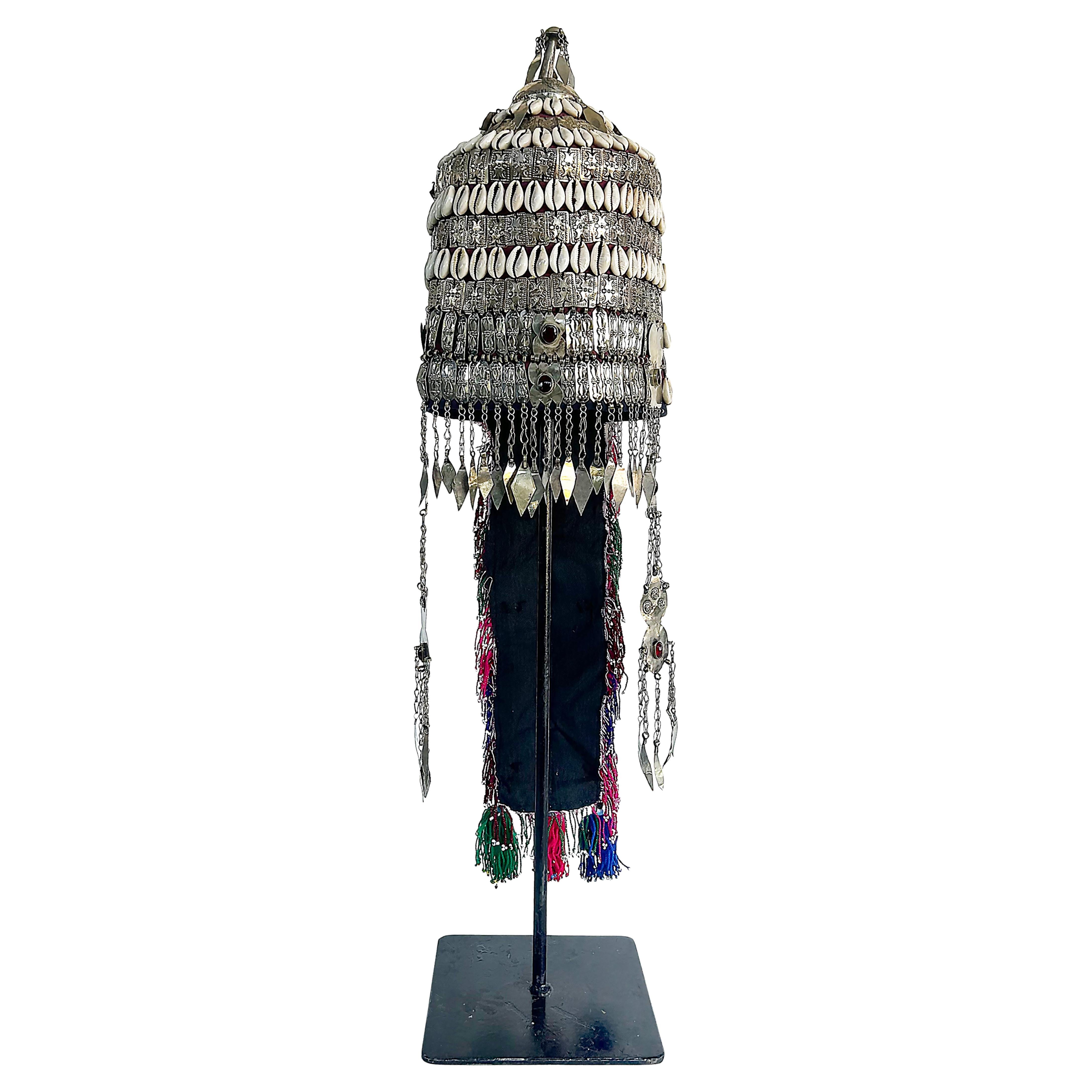 Copricapo da sposa turkmanico d'epoca, riccamente ornato su supporto