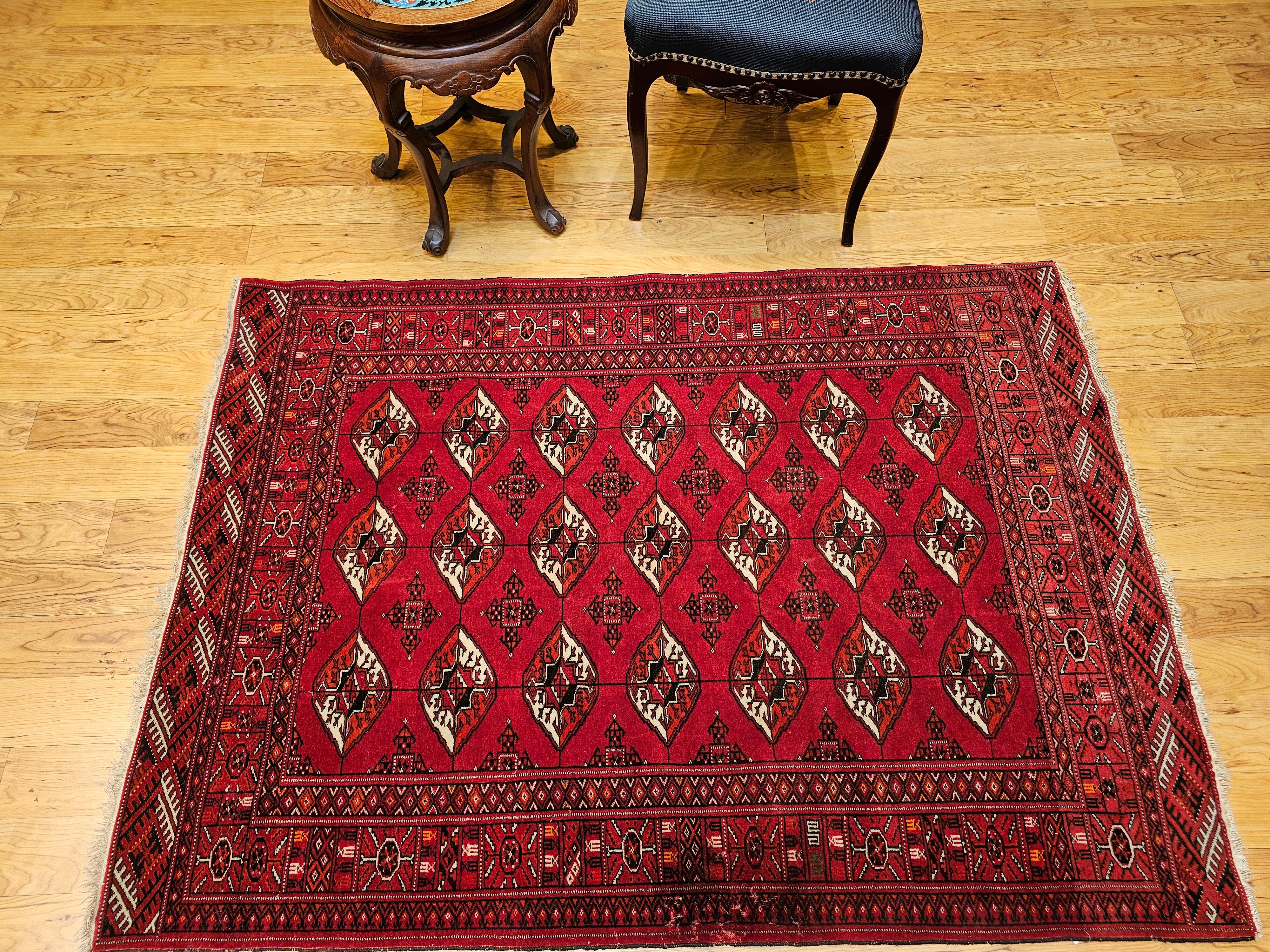 Tapis vintage turkmène à motifs géométriques en rouge, ivoire et noir en vente 6