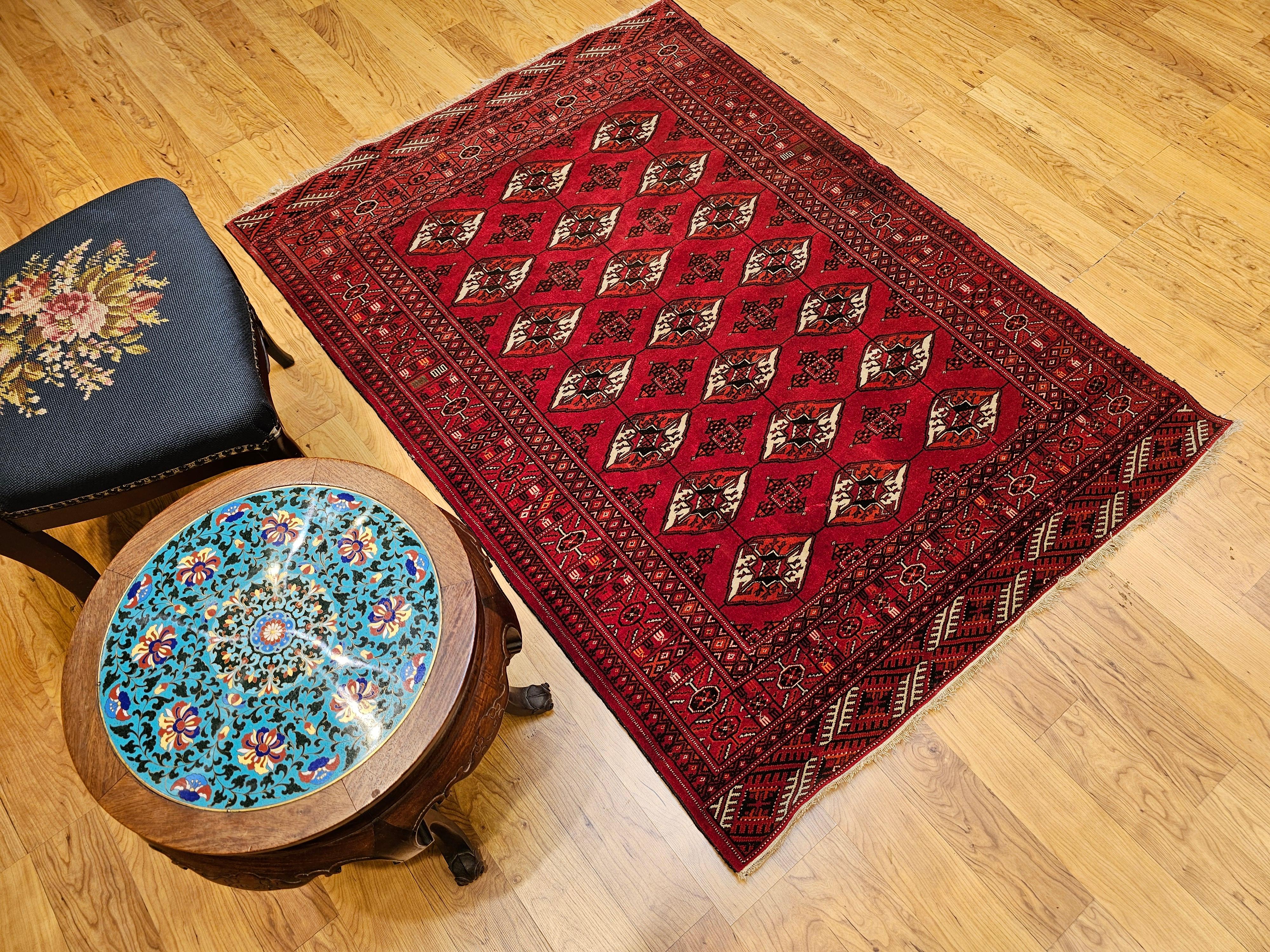 Tapis vintage turkmène à motifs géométriques en rouge, ivoire et noir en vente 7