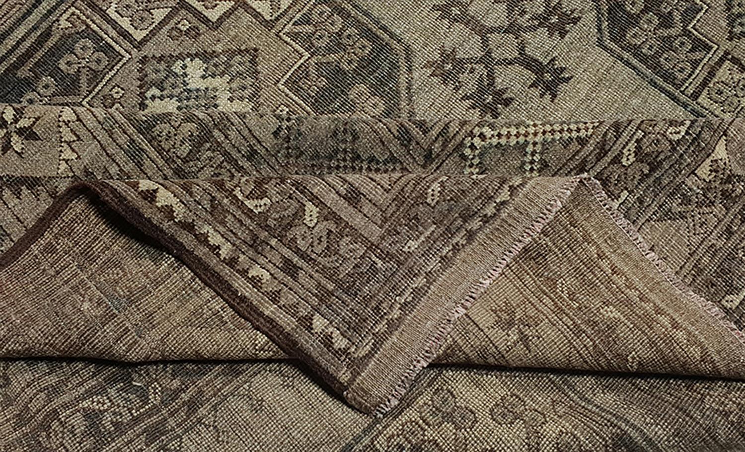 Vintage Turkmen Bokhara Teppich in Braun mit Medaillons. Dieser 9'9 x 11'5 große Vintage-Teppich ist eine seltene Färbungskuration, von der man annimmt, dass sie aus Bokhara stammt - handgeknüpft in Wolle um 1940-1960.
Rustikale und braune Farbtöne