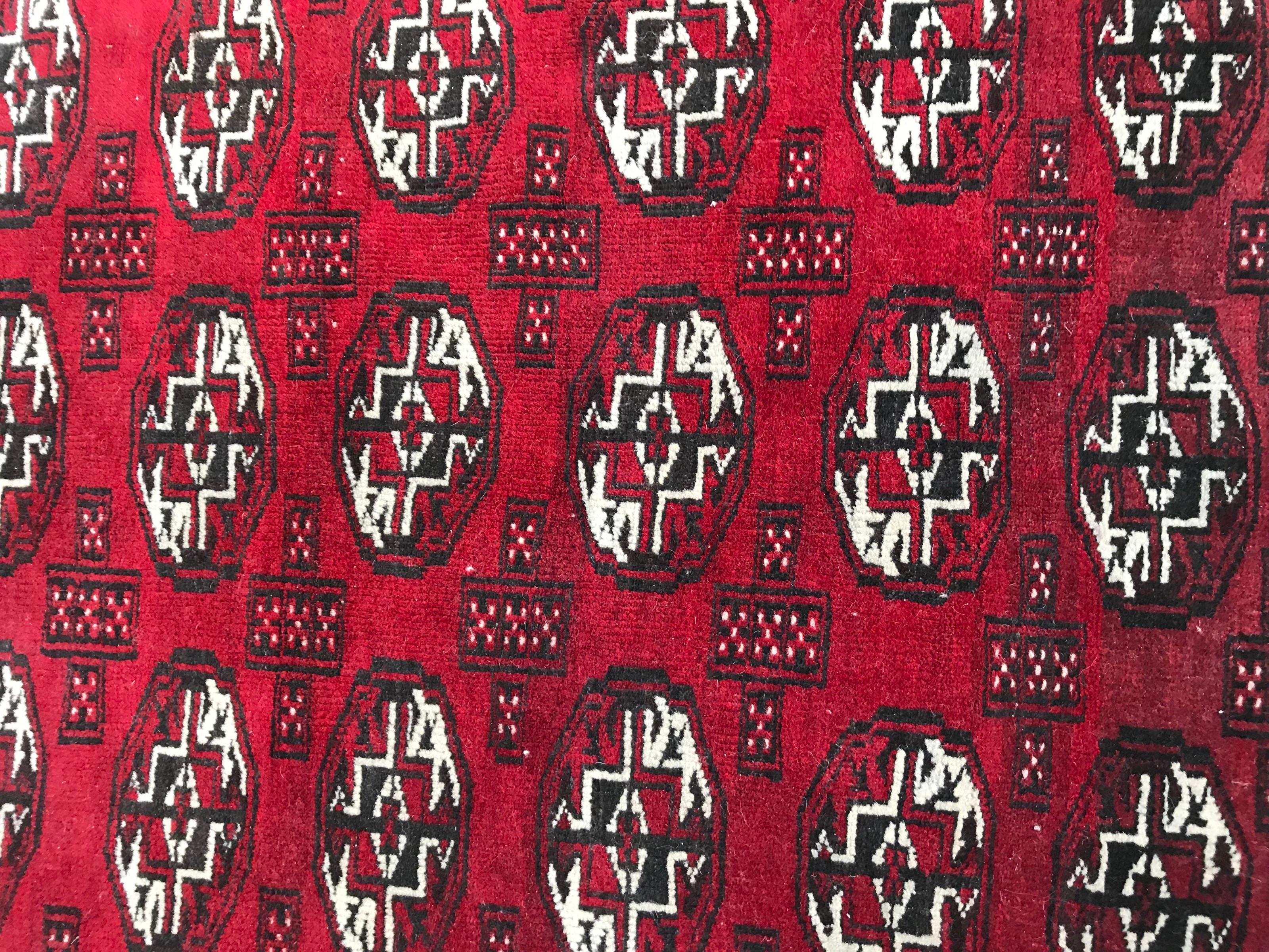 Magnifique tapis afghan du 20ème siècle au design Boukhara, avec des couleurs rouges et noires, entièrement noué à la main avec du velours de laine sur une base de laine.

✨✨✨
