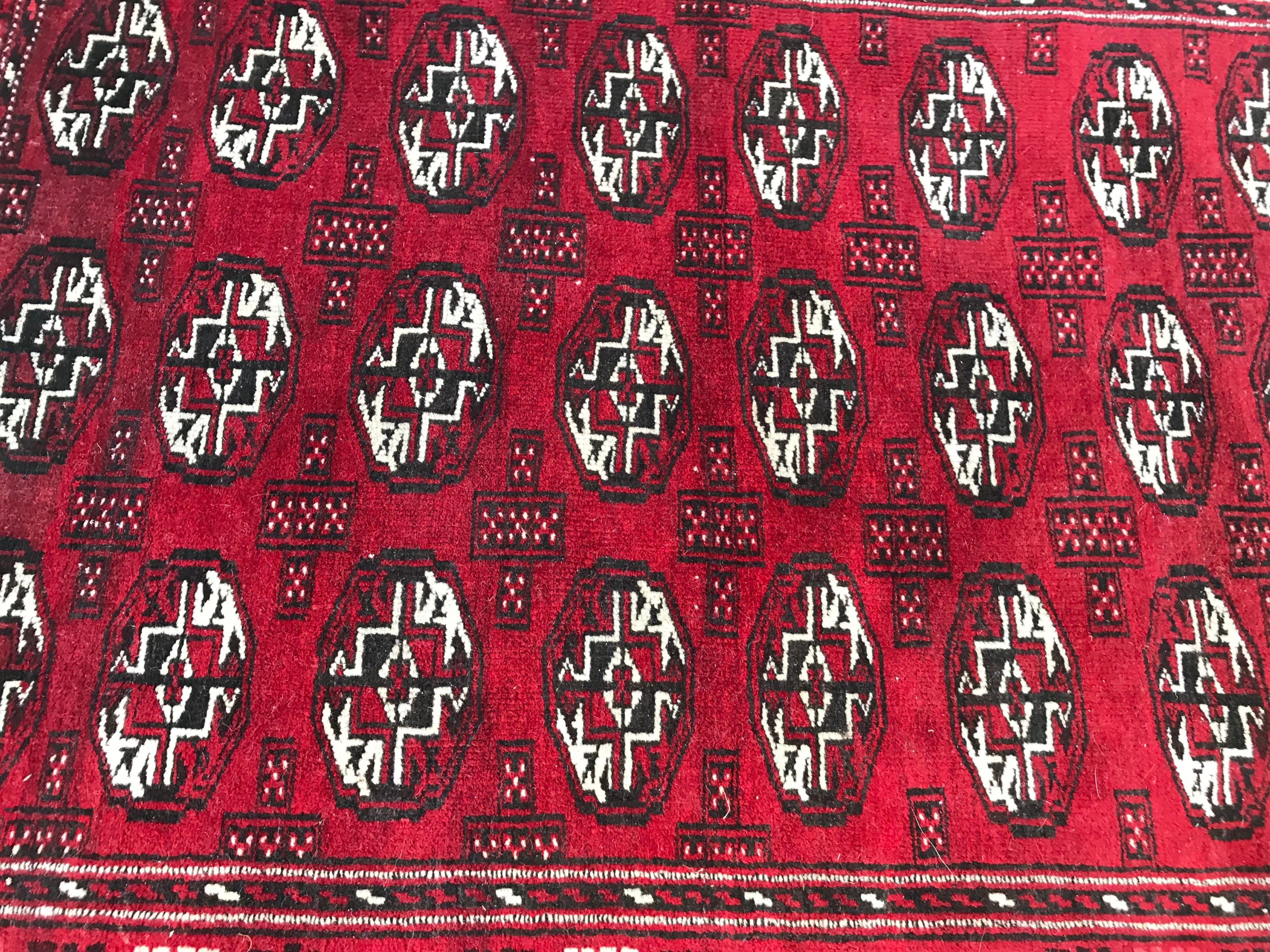 Bobyrug’s Vintage Turkmen Bokhara Rug In Good Condition For Sale In Saint Ouen, FR