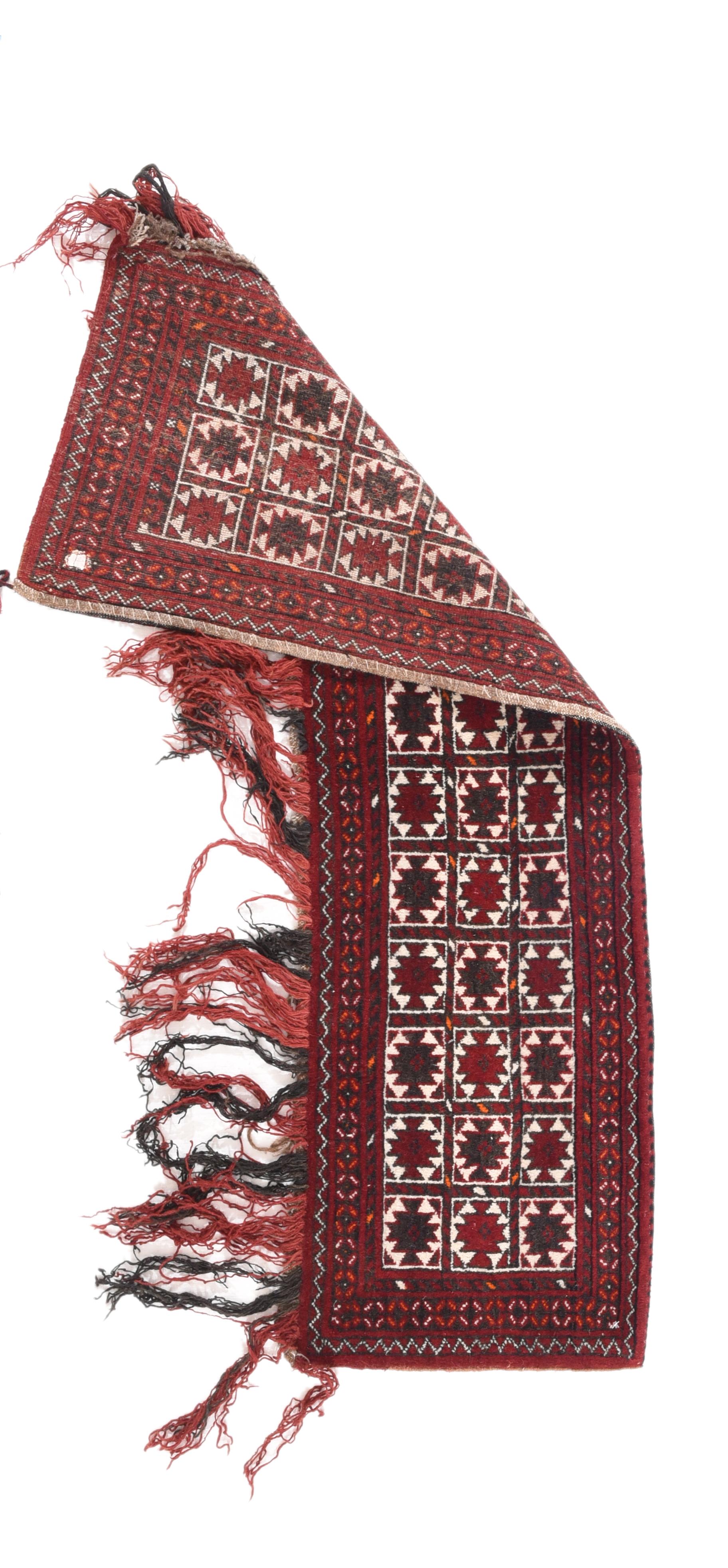 Vintage Turkmen Teppich 1'6'' x 5'. Dieser afghanische Ersari-Nomaden-Jollar (Fallenfang) zeigt ein drei mal zwölf großes Raster auf dem ecrufarbenen Feld, wobei jede Reserve ein Aschik umschließt. Schmaler Zickzack-Rand außen. Oberes Ende