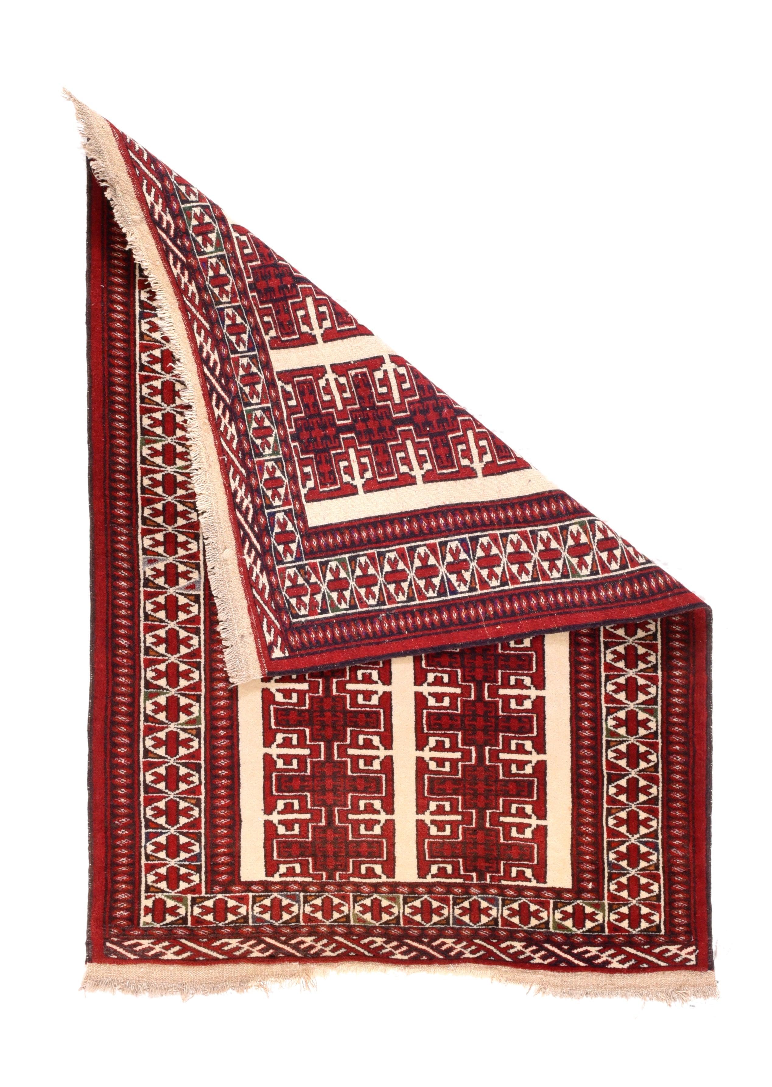 Tappeto vintage Turkmen 3'3'' x 4'4''. Questo piccolo spargimento vintage in stile turkmeno su cotone presenta un campo color crema con due medaglioni di pali a rettangolo congiunti, con un bordo a esagoni e chemche ripetute. Bordo stretto inclinato