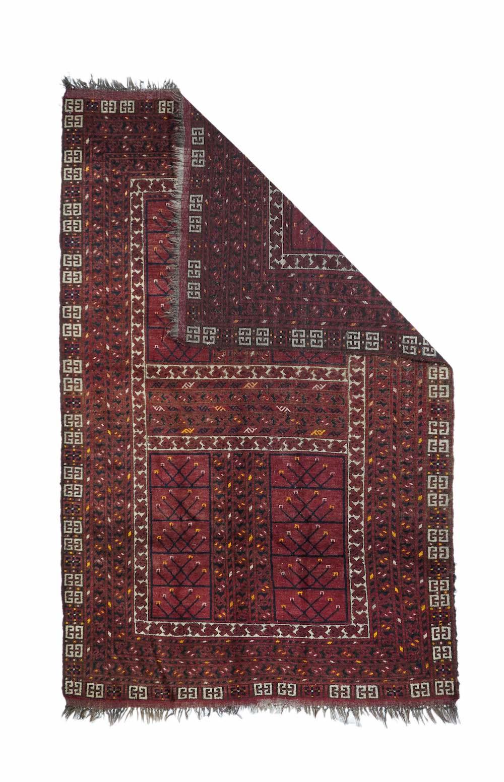 Tappeto vintage Turkmen 4'11'' x 7'7''. Questo tappeto tribale, con il suo motivo a quattro pannelli divisi da varianti tonali del disegno della vite infradito, riprende lo stile dei tappeti da porta destinati alle normali tende o yurte di lana