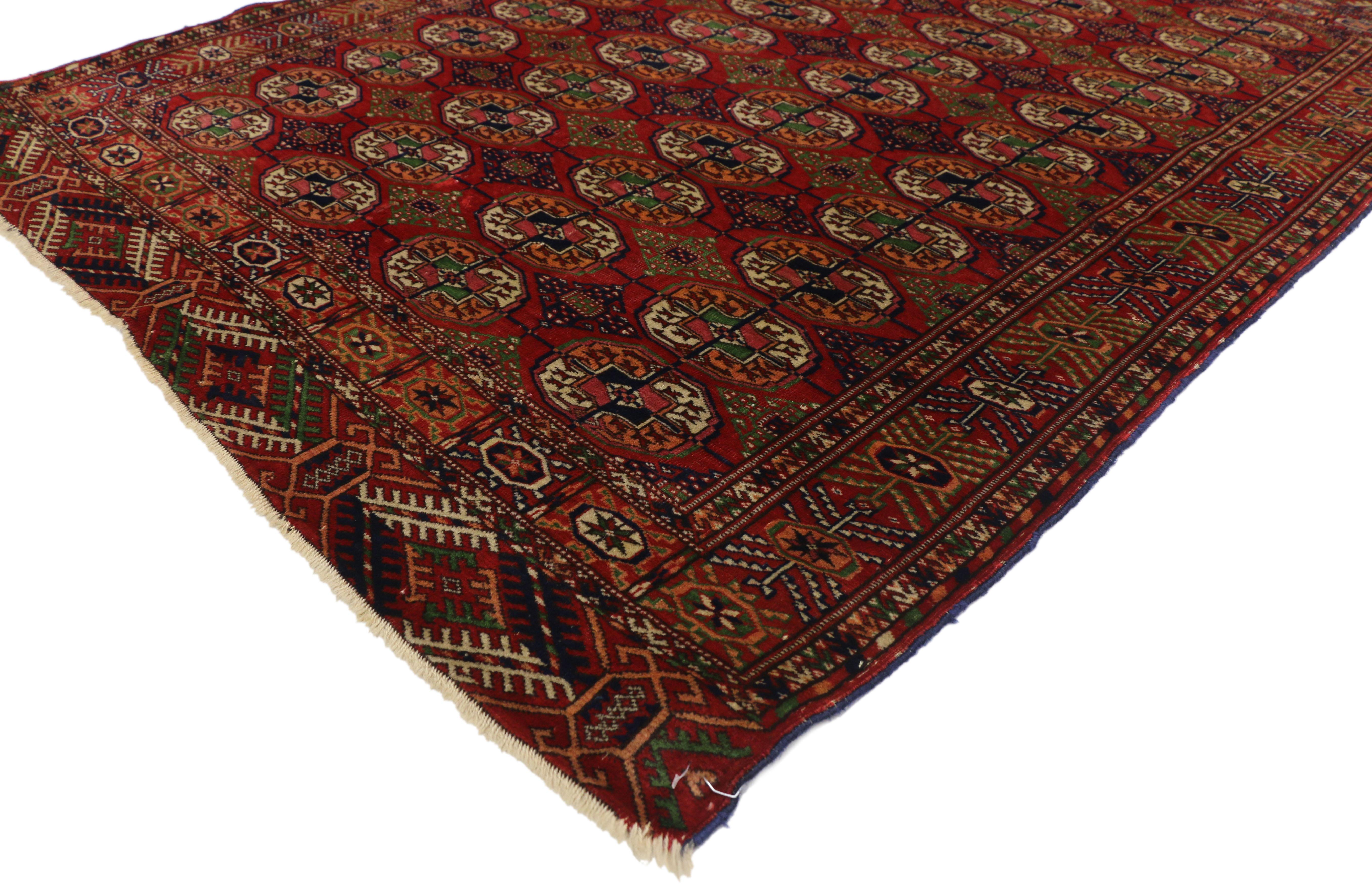 72745, alter turkmenischer Teppich mit modernem Tribal-Stil, Tekke-Akzentteppich. Dieser handgeknüpfte alte turkmenische Wollteppich zeigt vier vertikale Säulen des Tekke-Güls mit sekundären kreuzförmigen Güls, wie sie von turkmenischen Stämmen