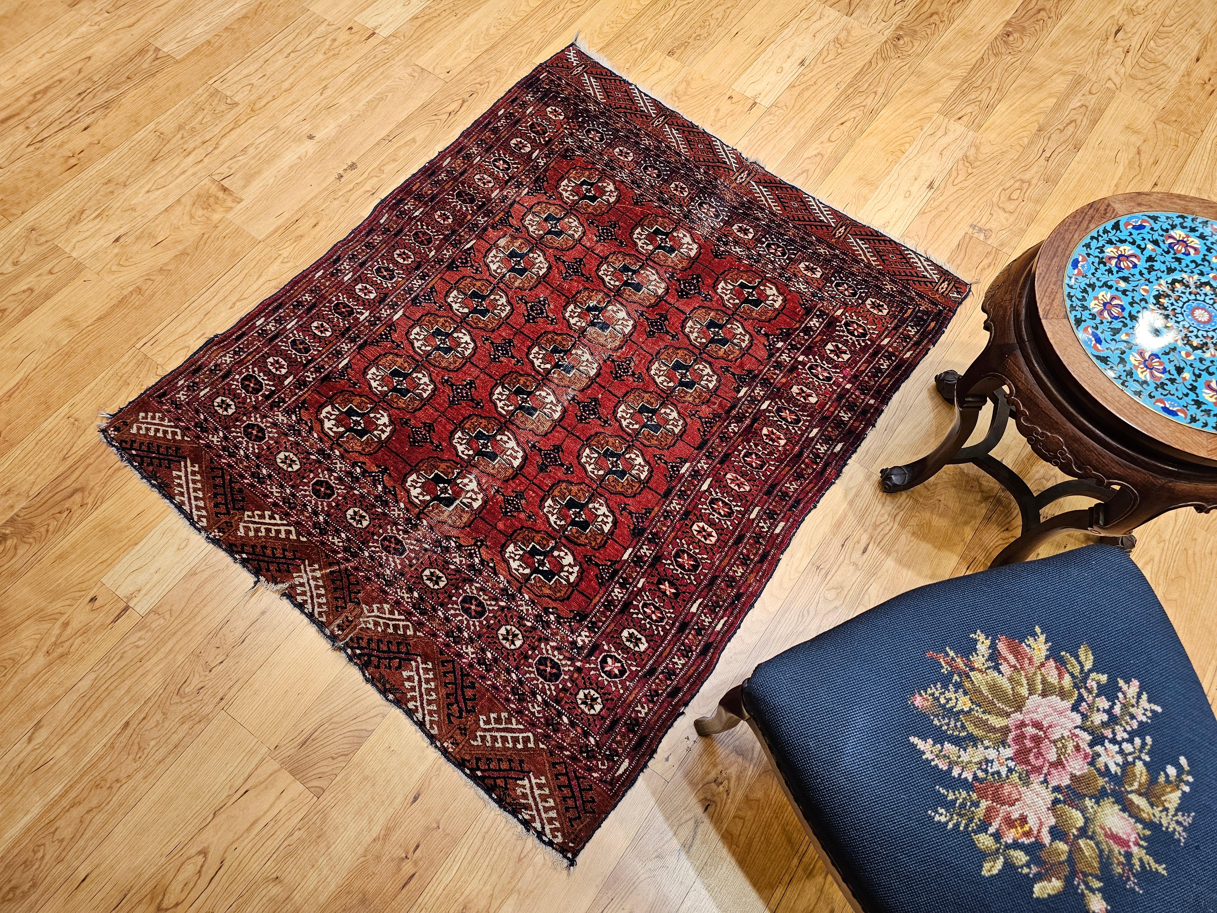 Tappeto d'epoca Tekke con motivo a trifoglio in rosso mattone, blu e avorio in vendita 6