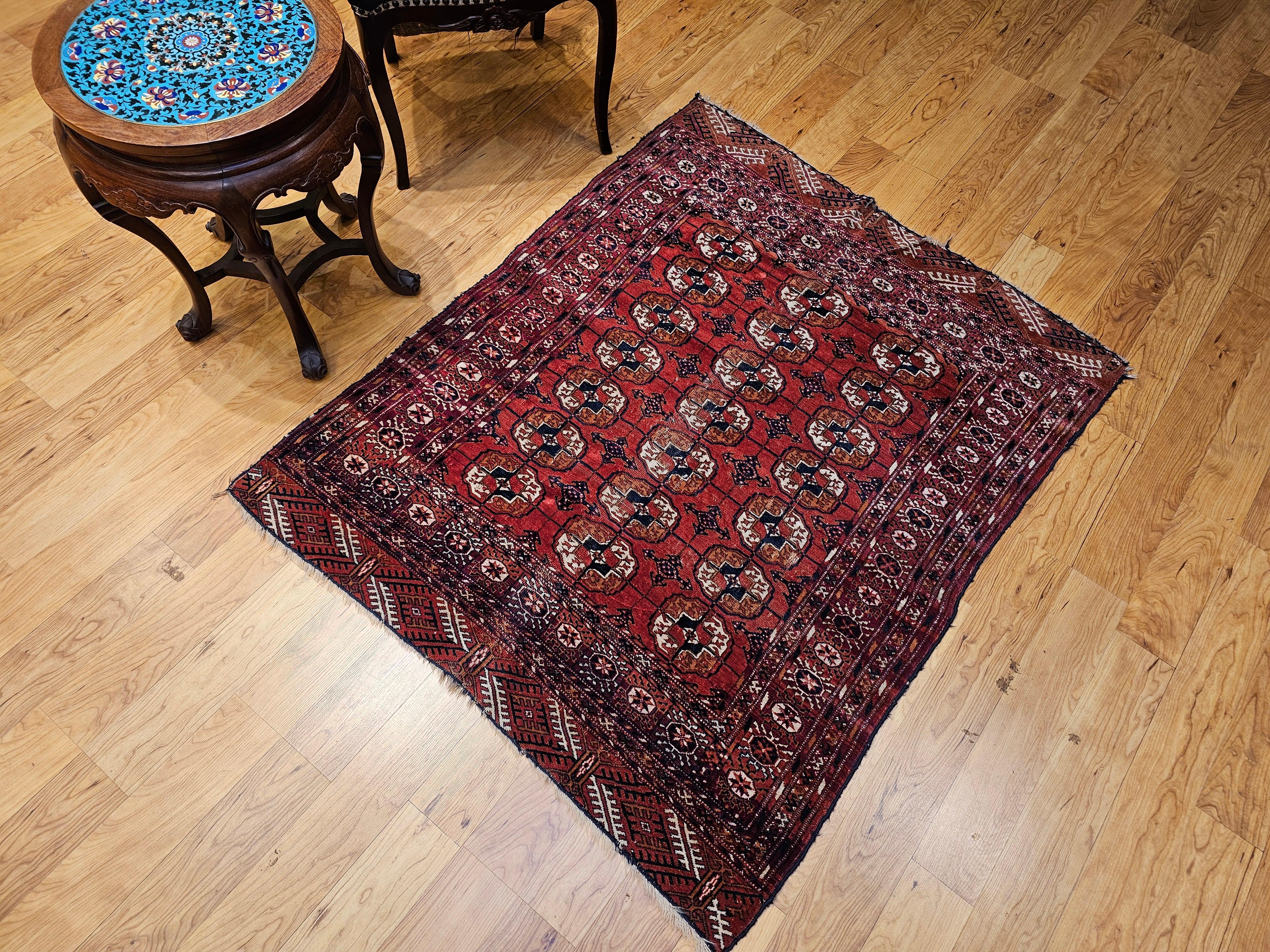 Tappeto d'epoca Tekke con motivo a trifoglio in rosso mattone, blu e avorio in vendita 10