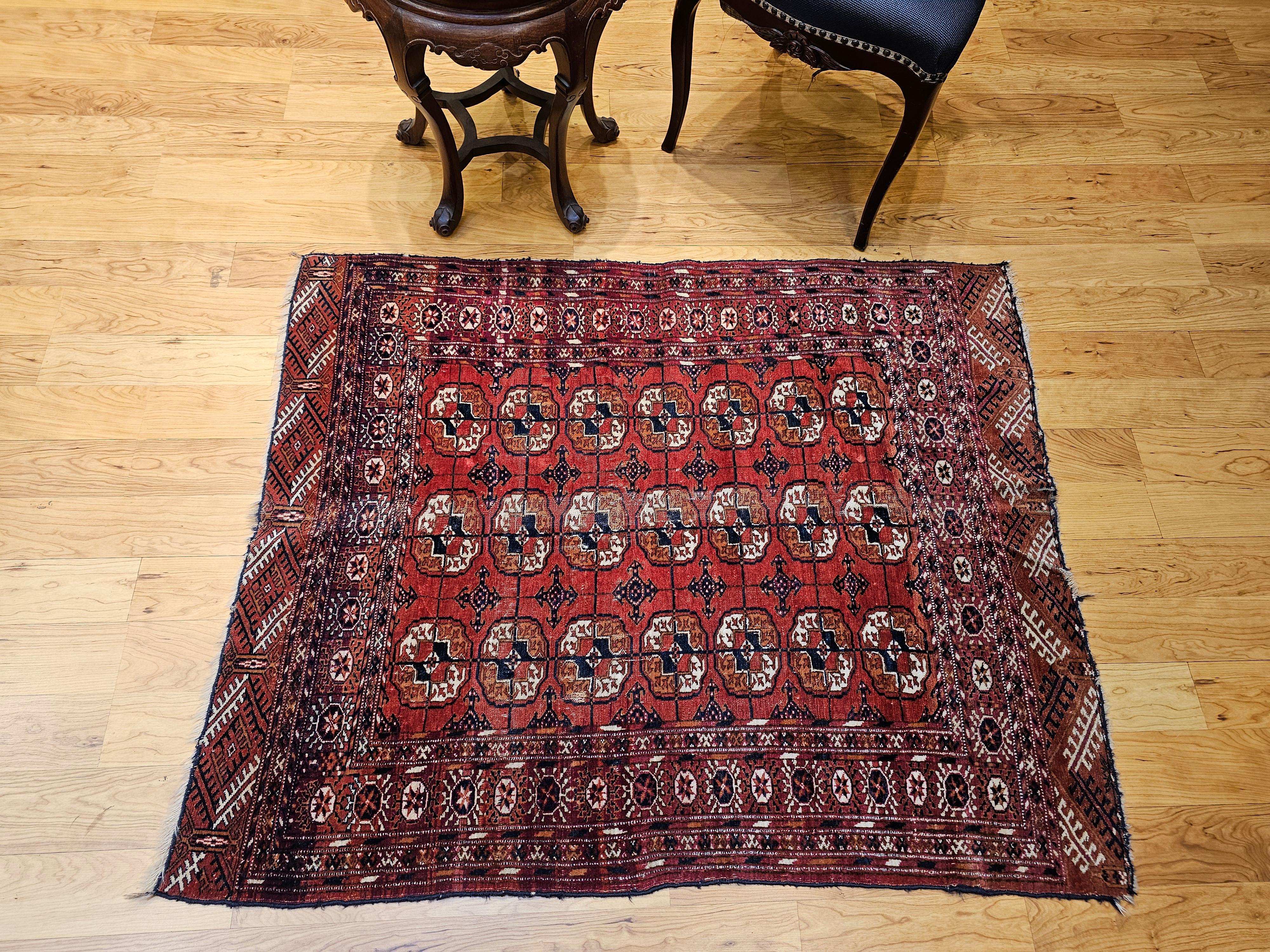 Tappeto d'epoca Tekke con motivo a trifoglio in rosso mattone, blu e avorio in vendita 7