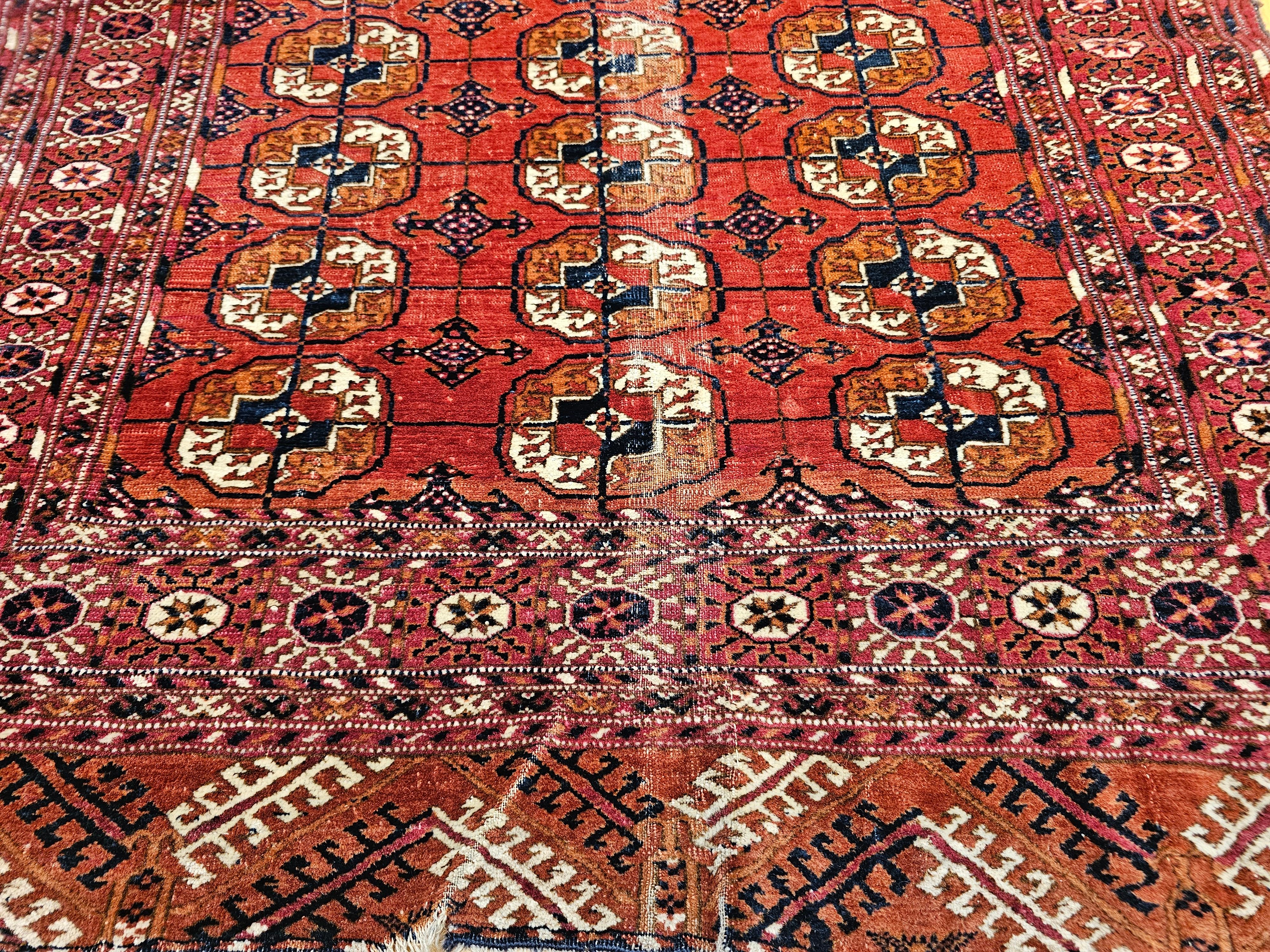 Turkmeno Tappeto d'epoca Tekke con motivo a trifoglio in rosso mattone, blu e avorio in vendita