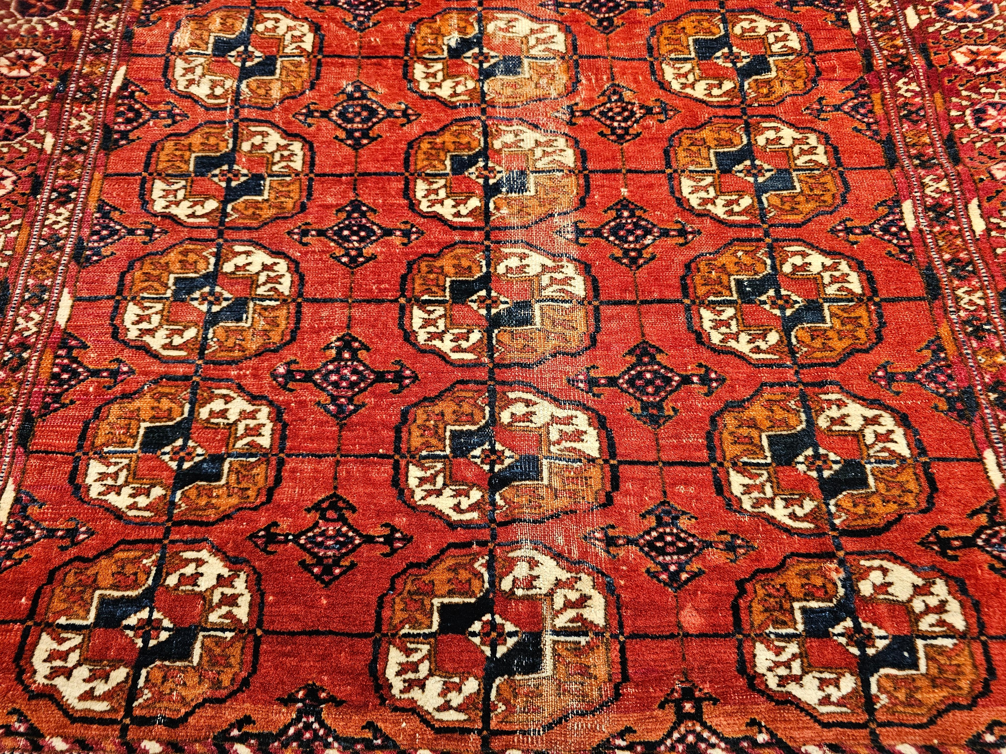 Tintura vegetale Tappeto d'epoca Tekke con motivo a trifoglio in rosso mattone, blu e avorio in vendita
