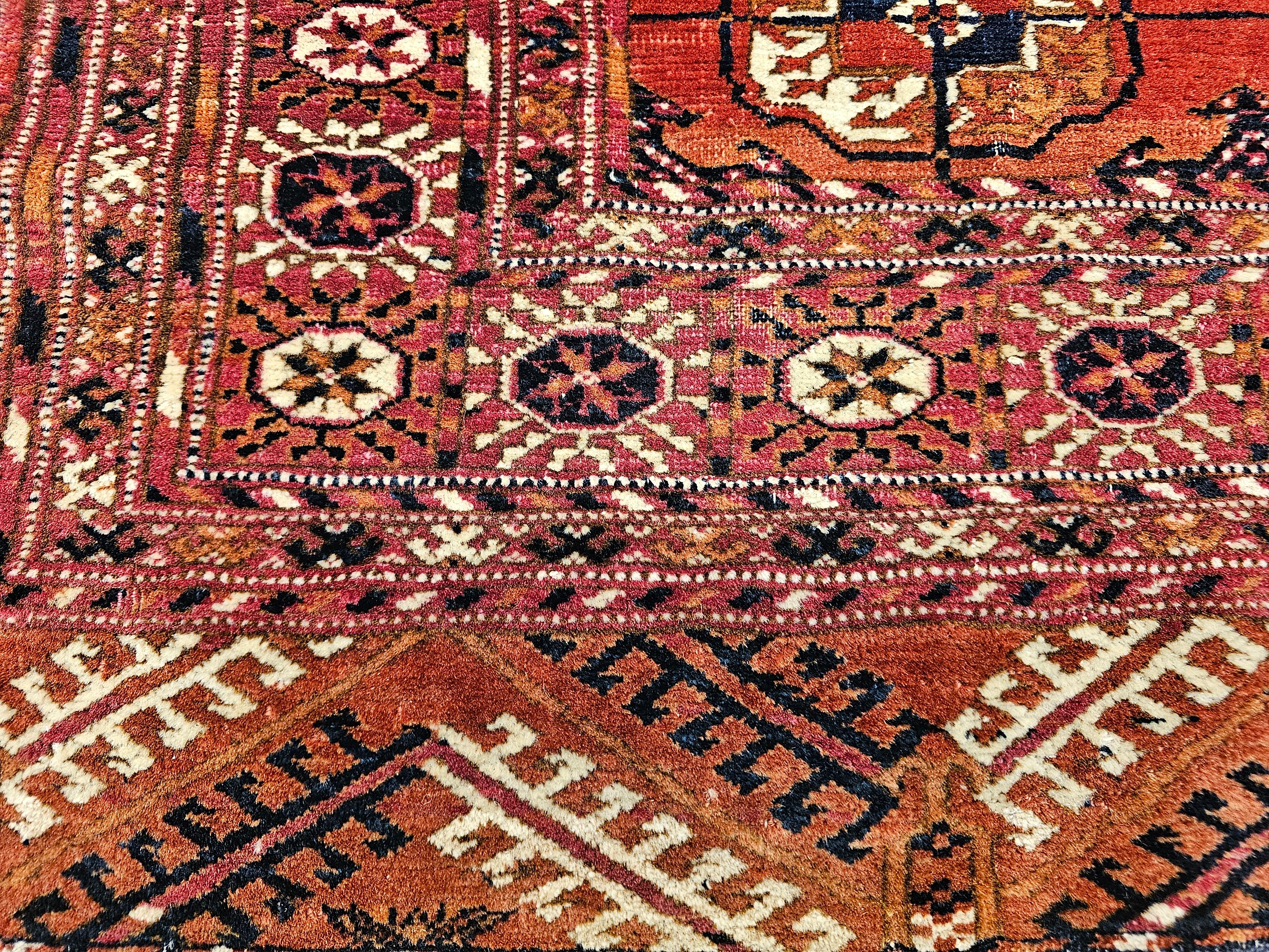 Lana Tappeto d'epoca Tekke con motivo a trifoglio in rosso mattone, blu e avorio in vendita